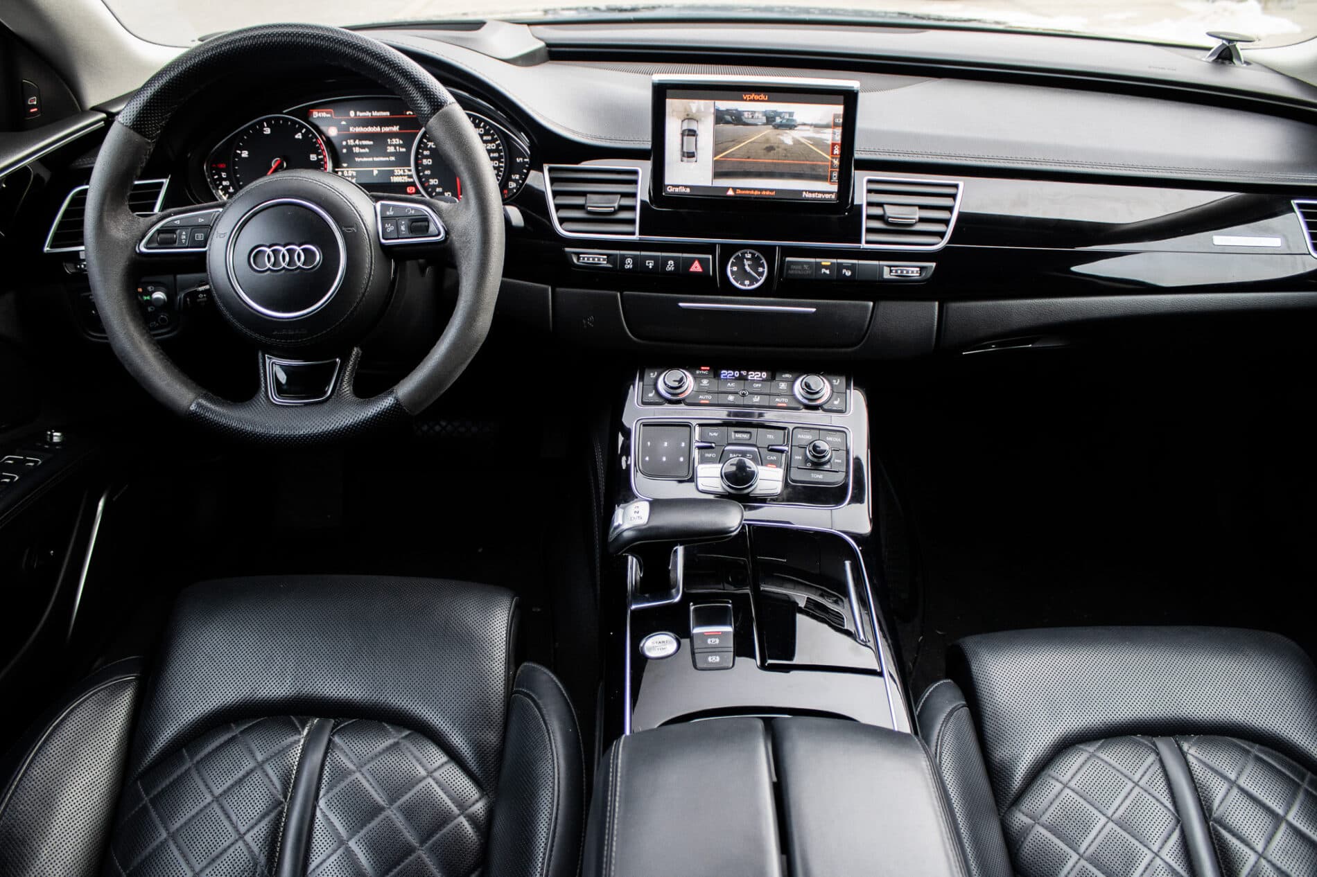 2016 AUDI A8, čierna sedan, 186 825 km