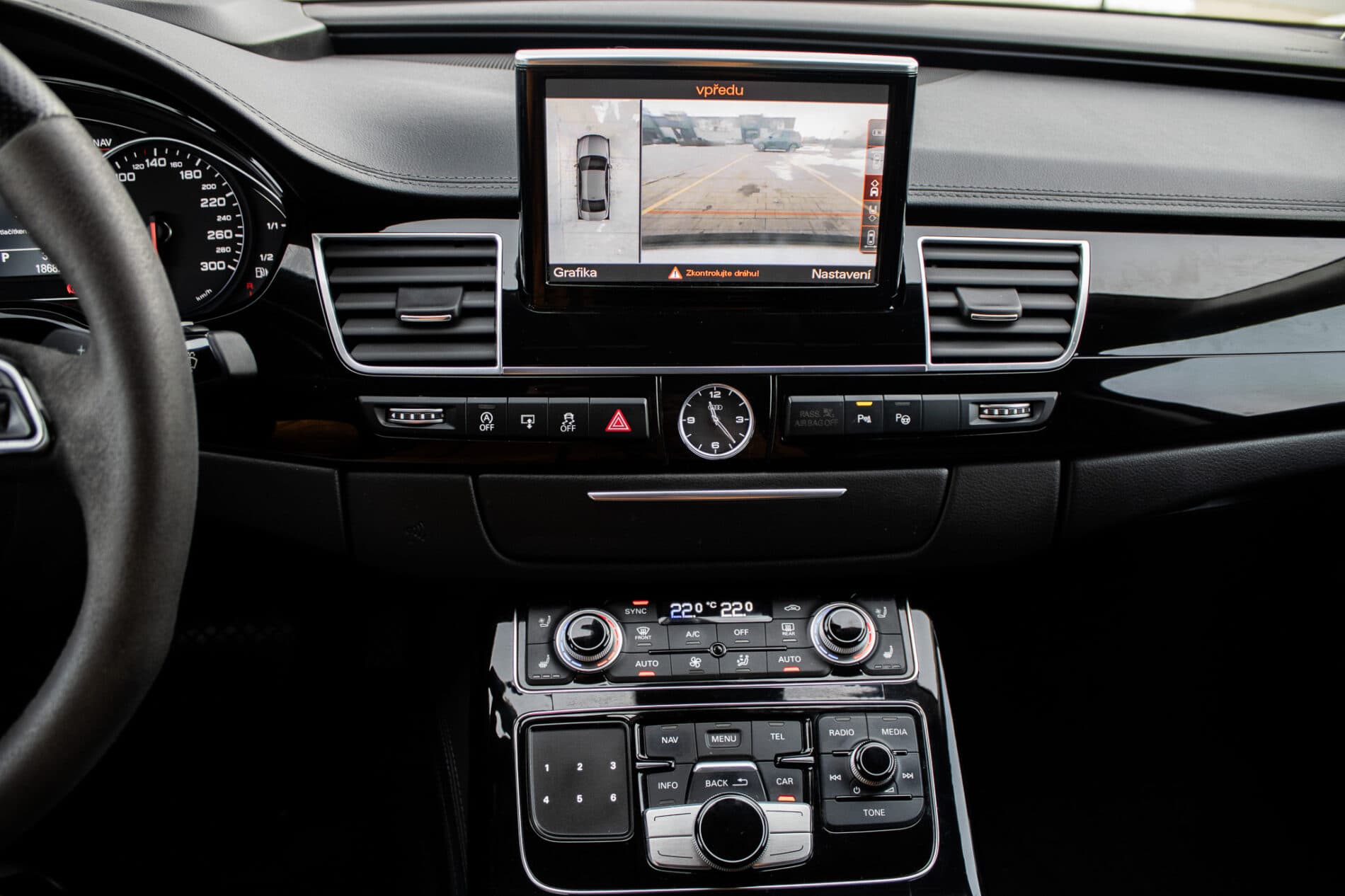 2016 AUDI A8, čierna sedan, 186 825 km
