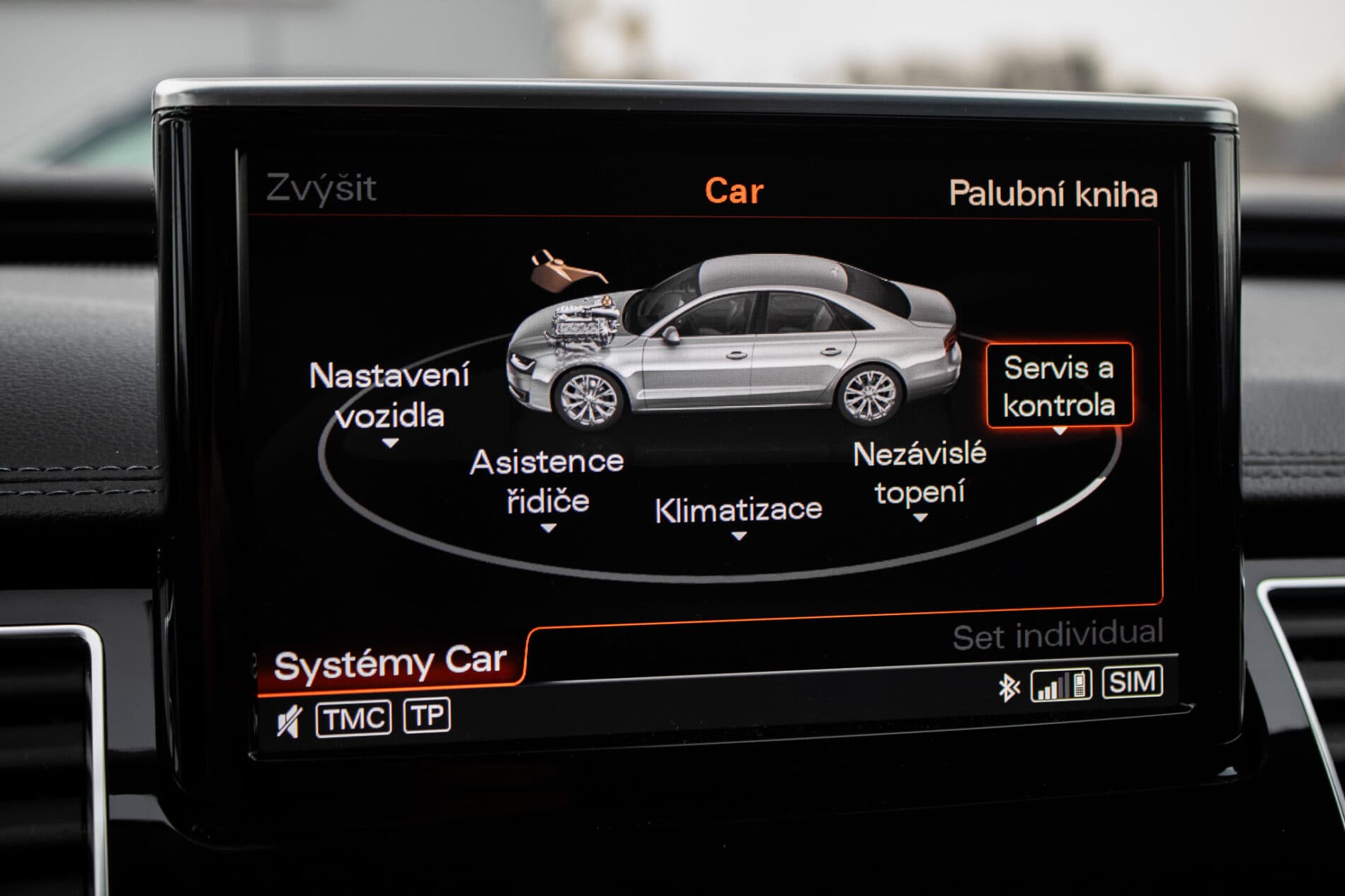 2016 AUDI A8, čierna sedan, 186 825 km