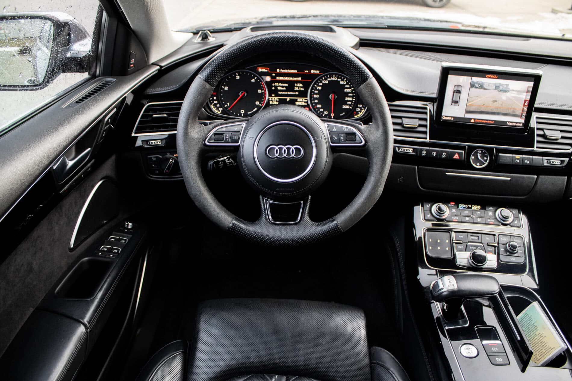2016 AUDI A8, čierna sedan, 186 825 km