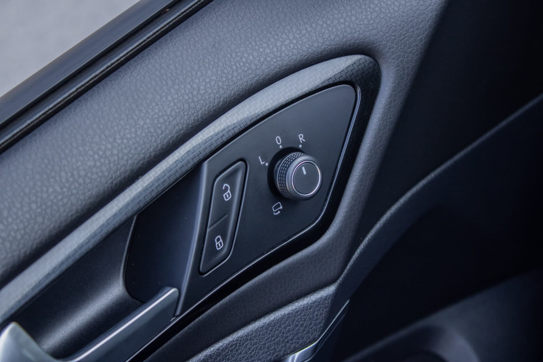 2015 Volkswagen Golf R, modrá hatchback, 136 476 km