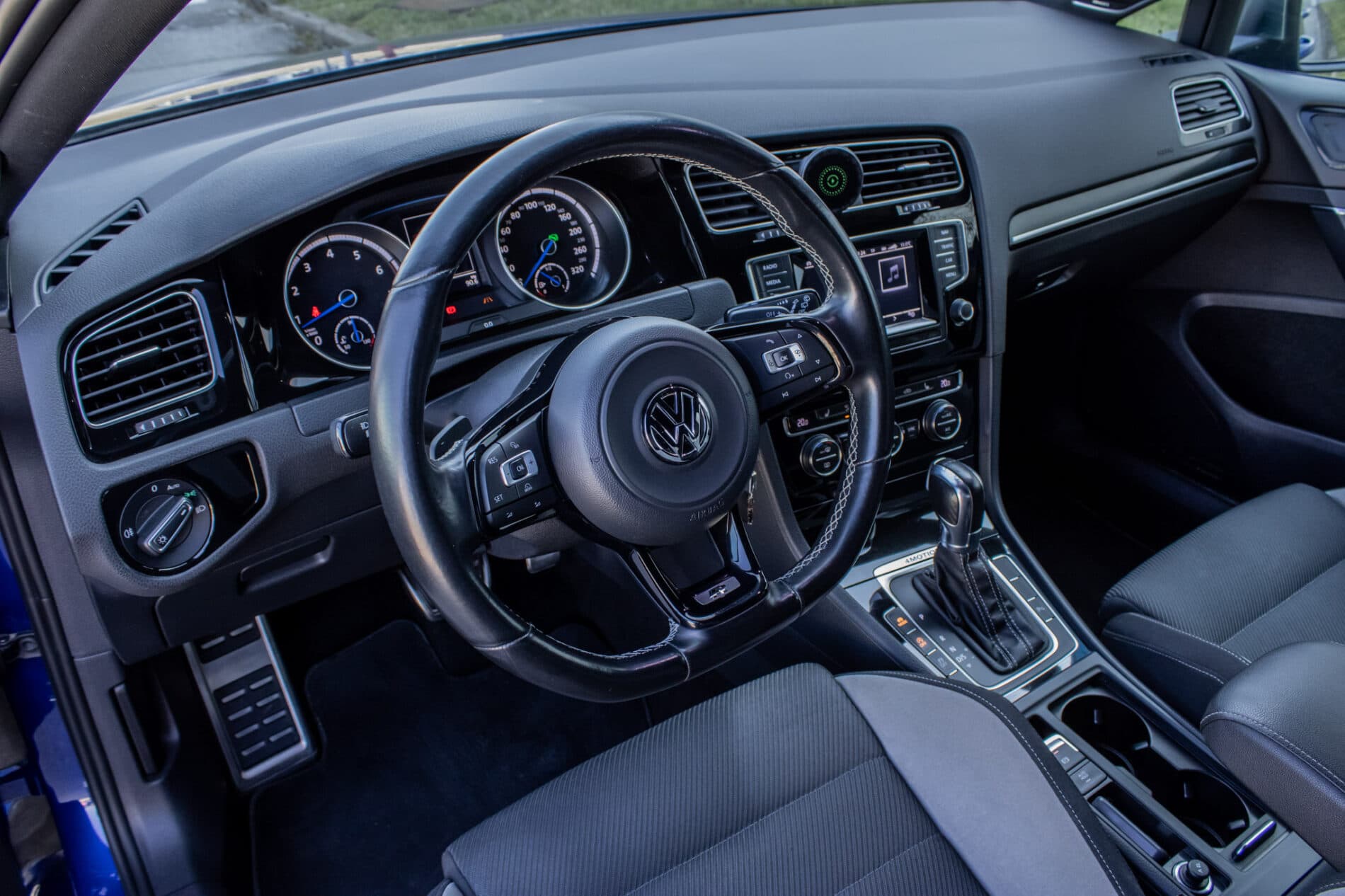 2015 Volkswagen Golf R, modrá hatchback, 136 476 km