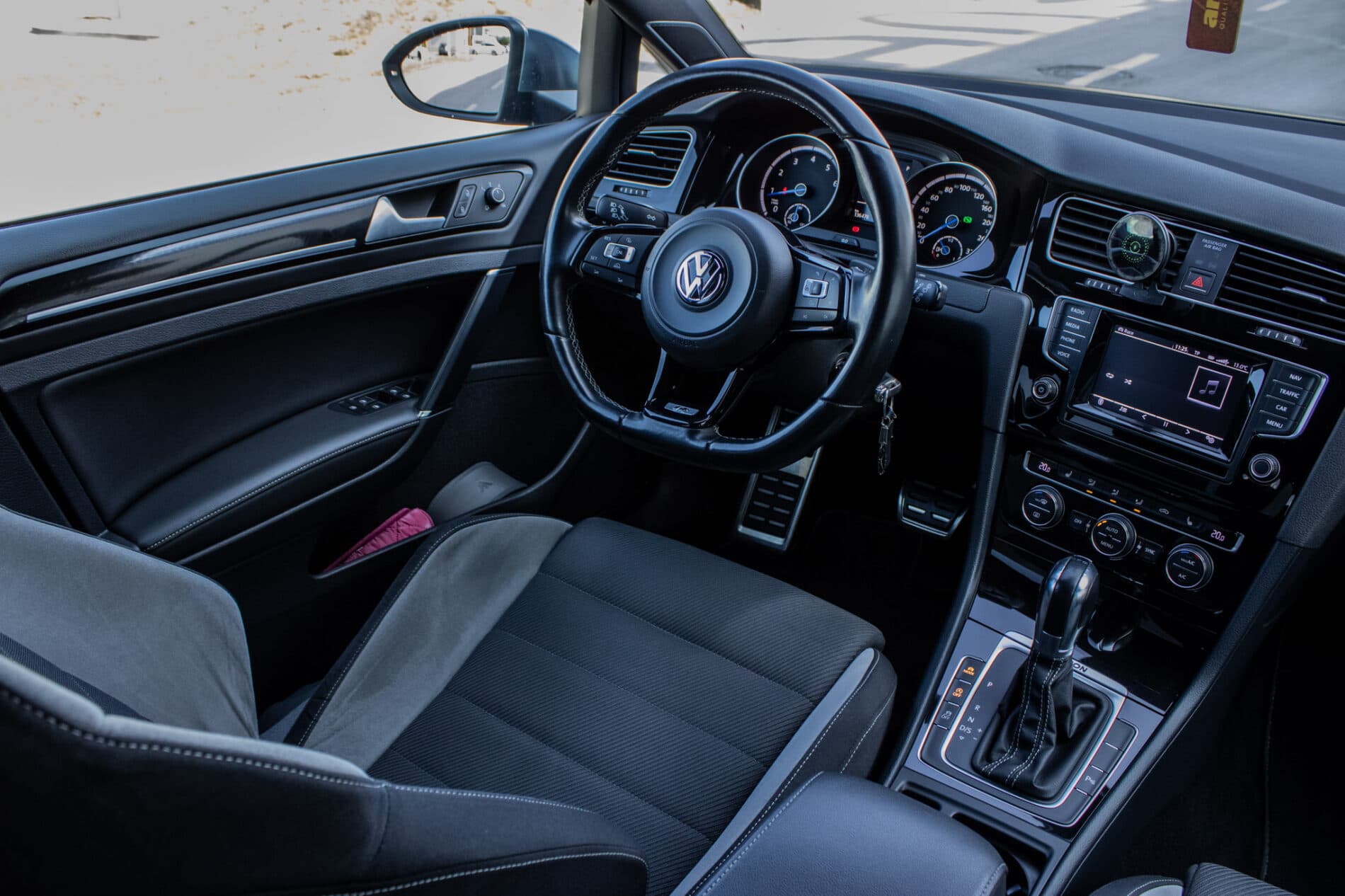 2015 Volkswagen Golf R, modrá hatchback, 136 476 km