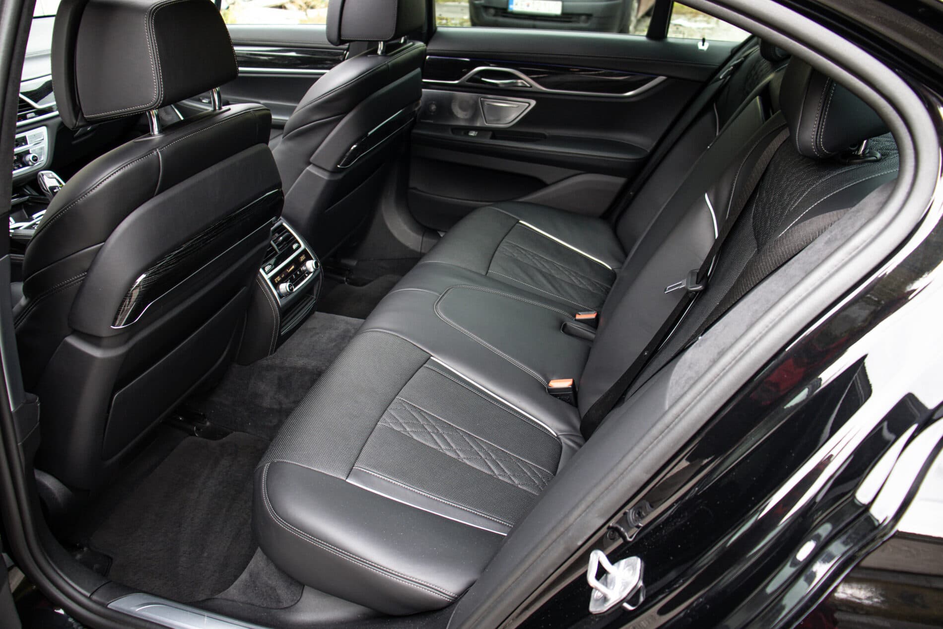 2017 BMW 740d, čierna sedan, 160 013 km