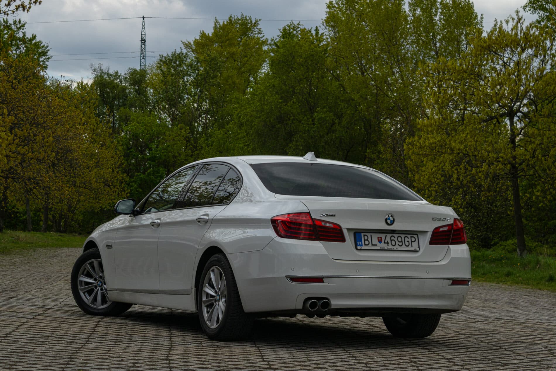 2013 BMW 530d, biela sedan, 300 588 km