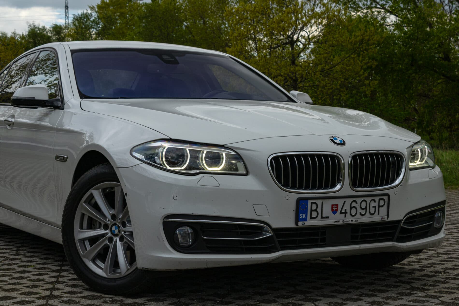 2013 BMW 530d, biela sedan, 300 588 km