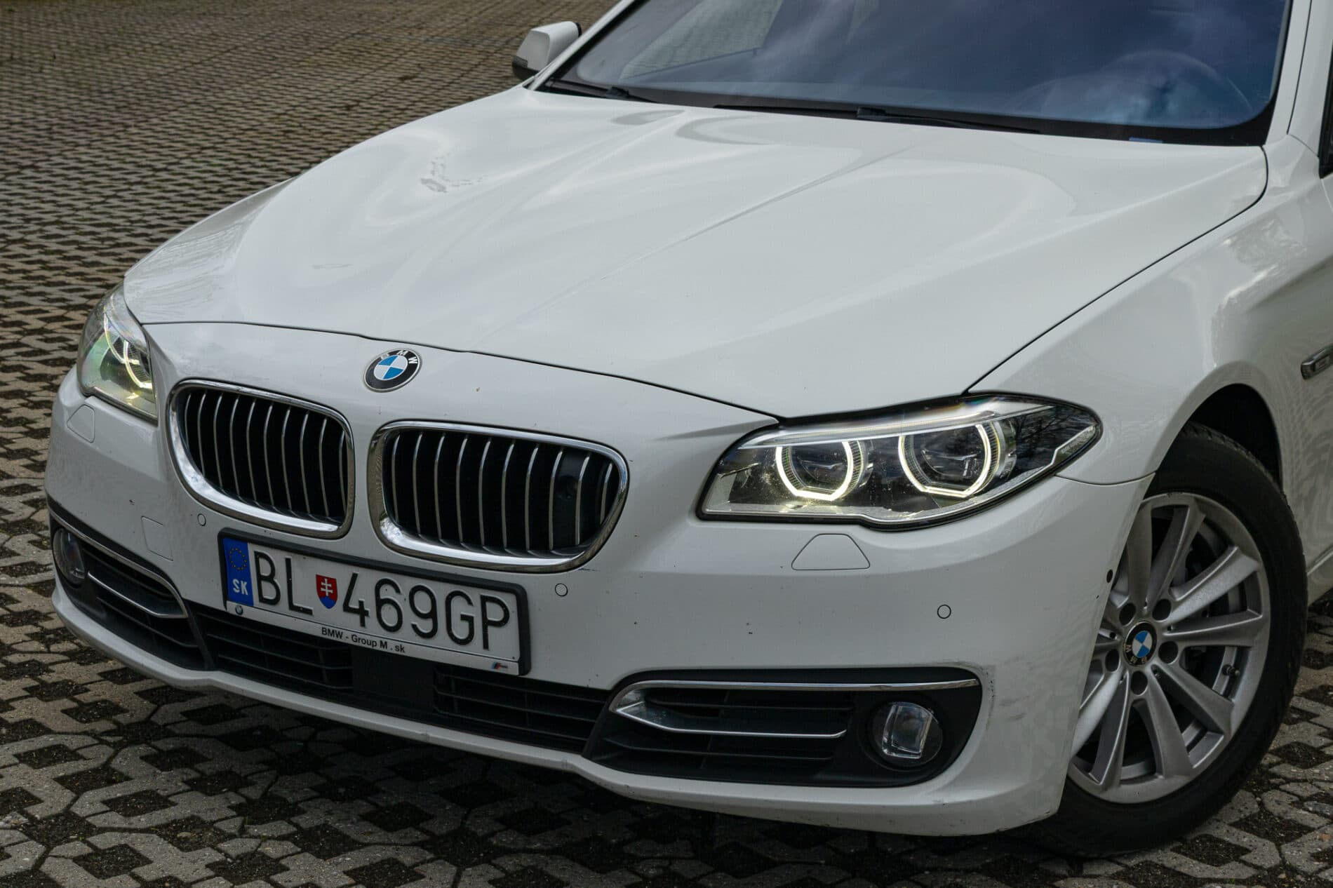 2013 BMW 530d, biela sedan, 300 588 km