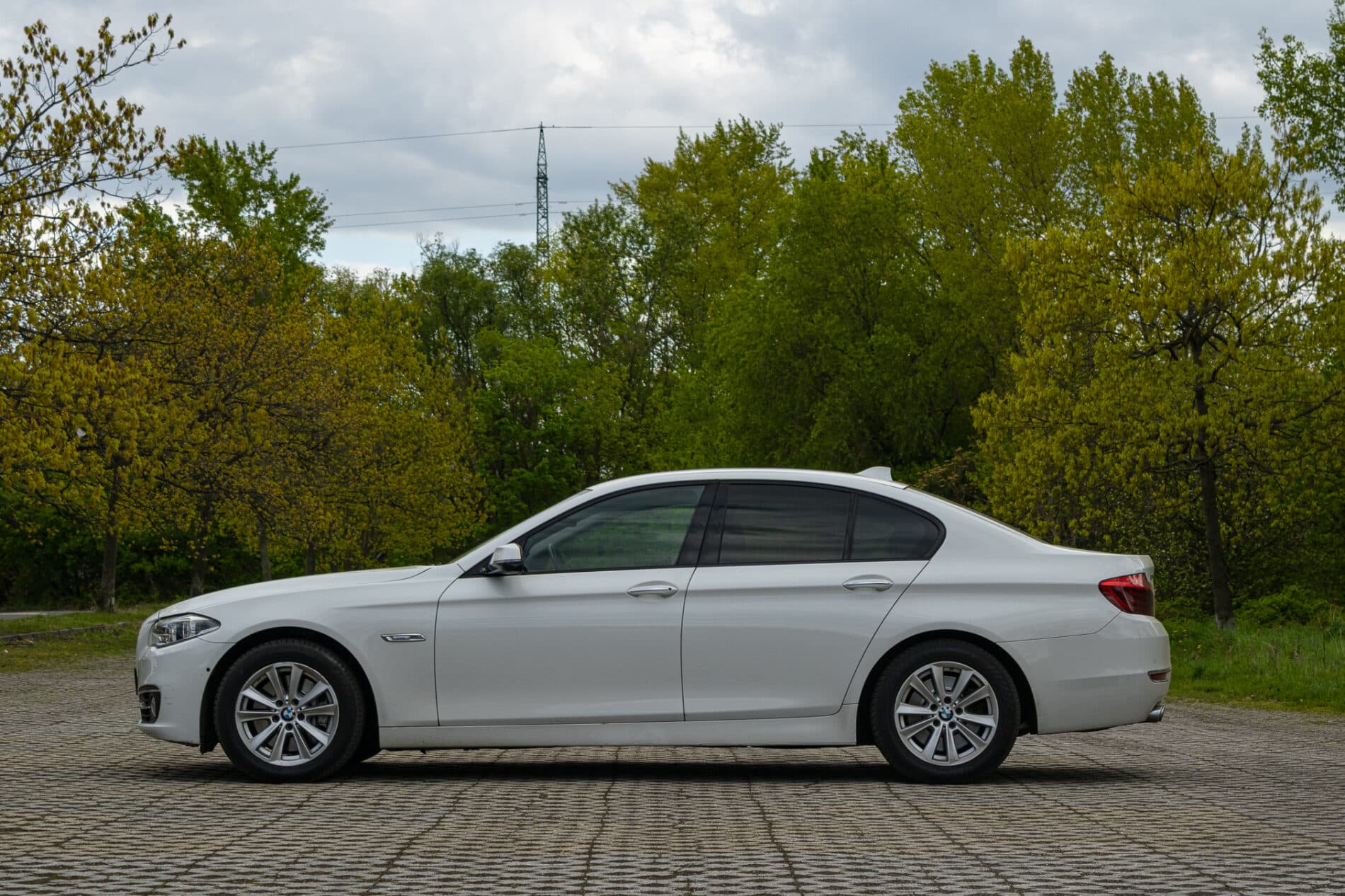2013 BMW 530d, biela sedan, 300 588 km