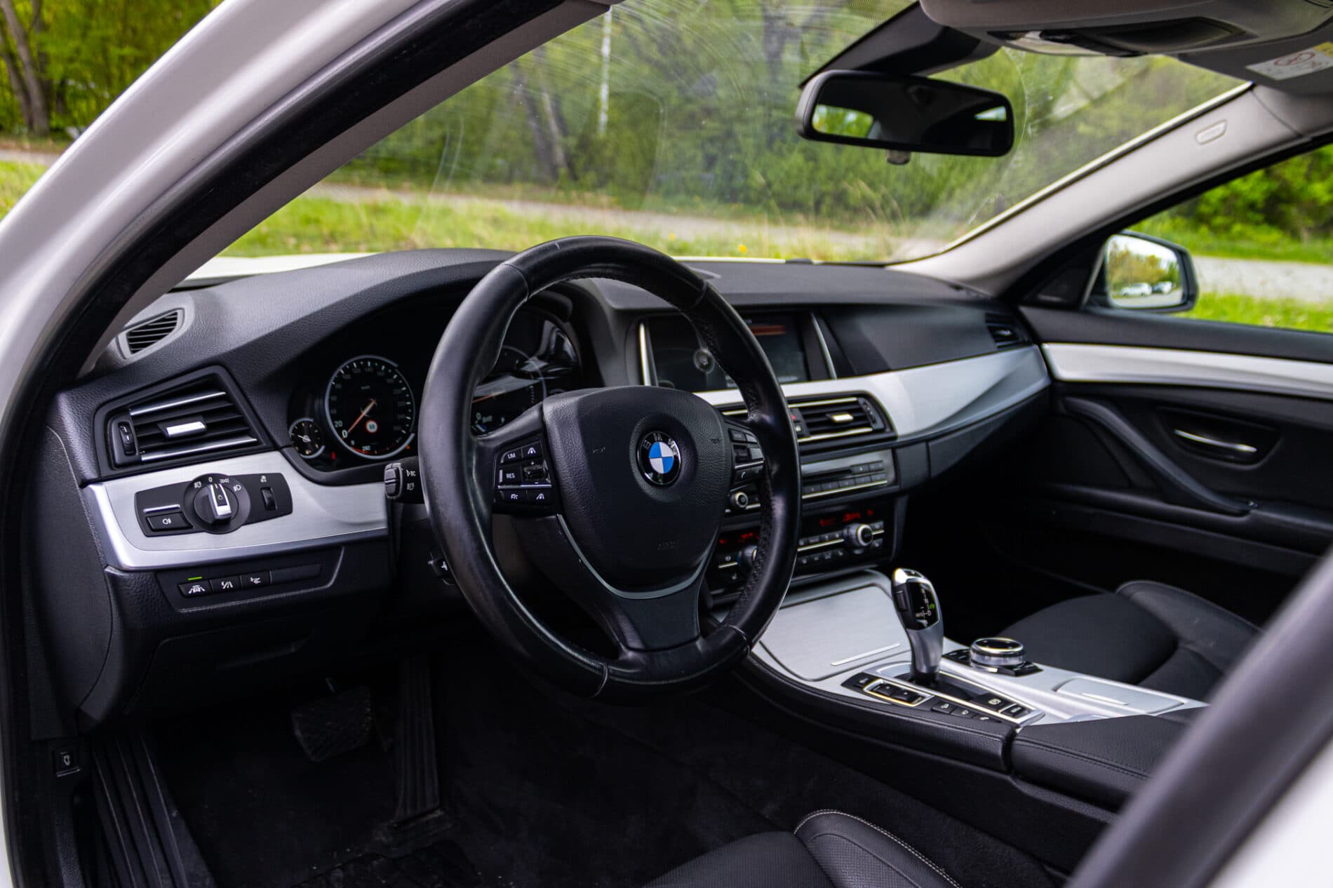 2013 BMW 530d, biela sedan, 300 588 km