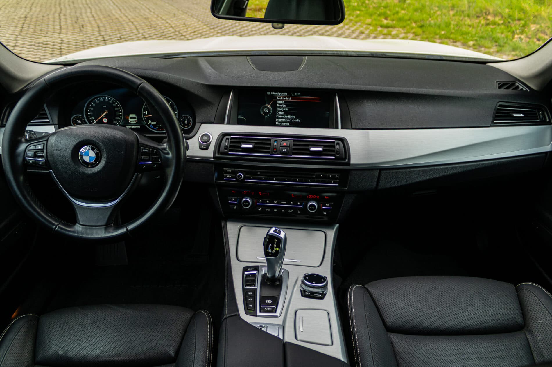 2013 BMW 530d, biela sedan, 300 588 km