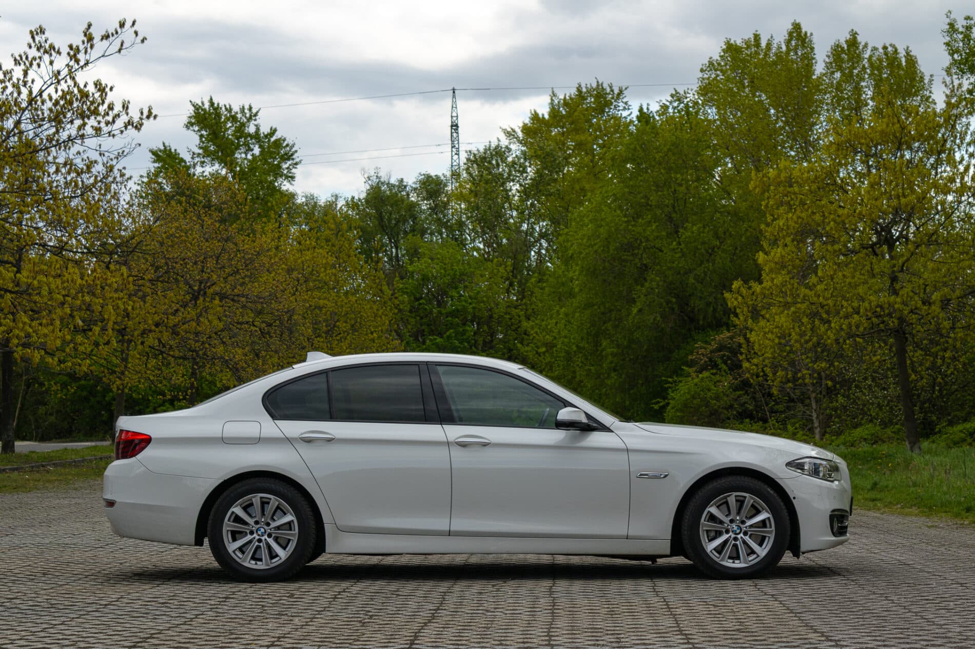 2013 BMW 530d, biela sedan, 300 588 km