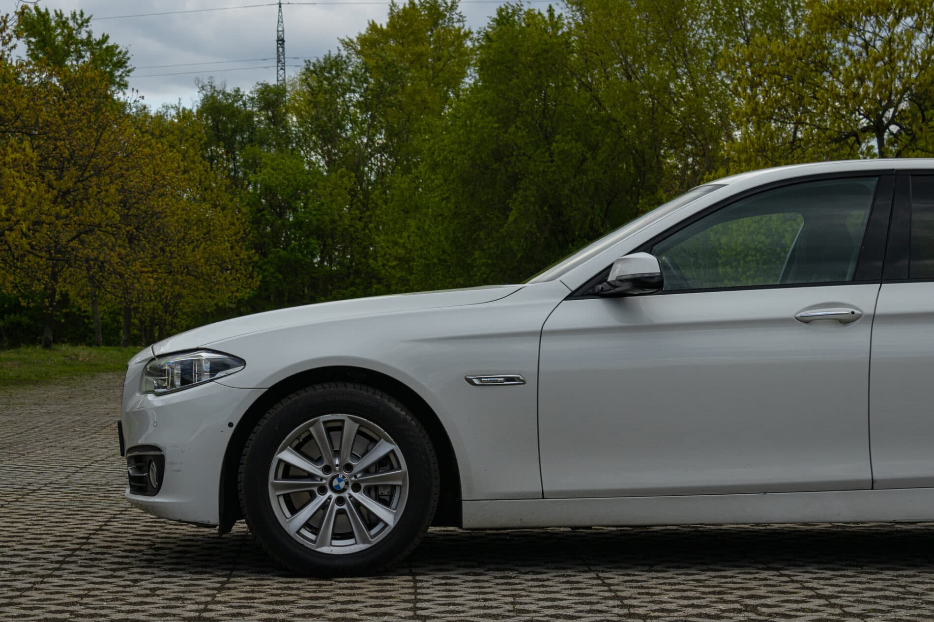 2013 BMW 530d, biela sedan, 300 588 km