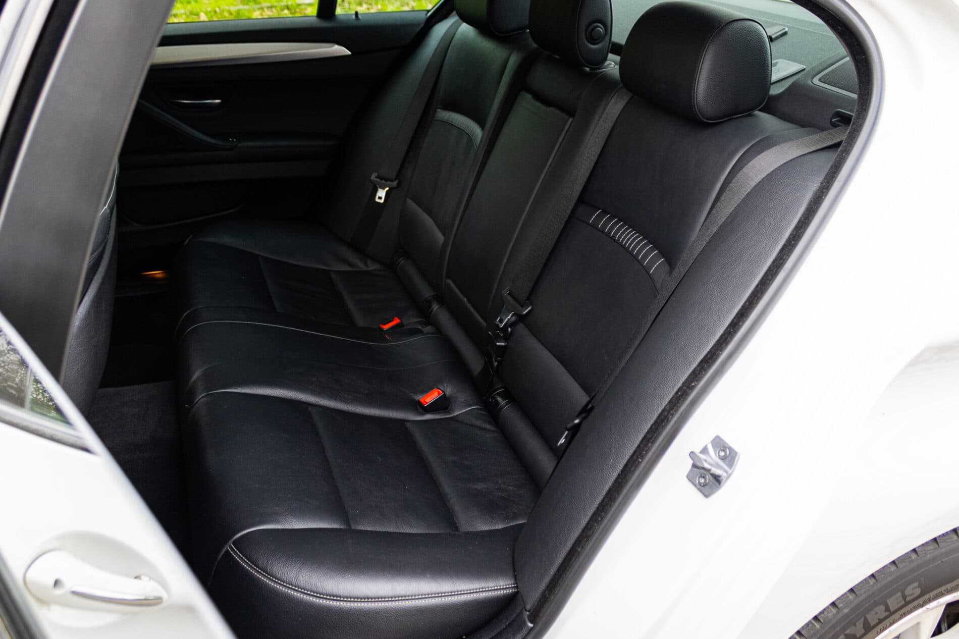 2013 BMW 530d, biela sedan, 300 588 km