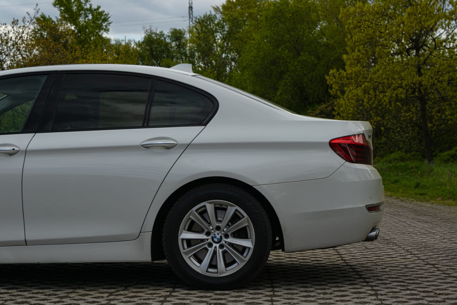 2013 BMW 530d, biela sedan, 300 588 km