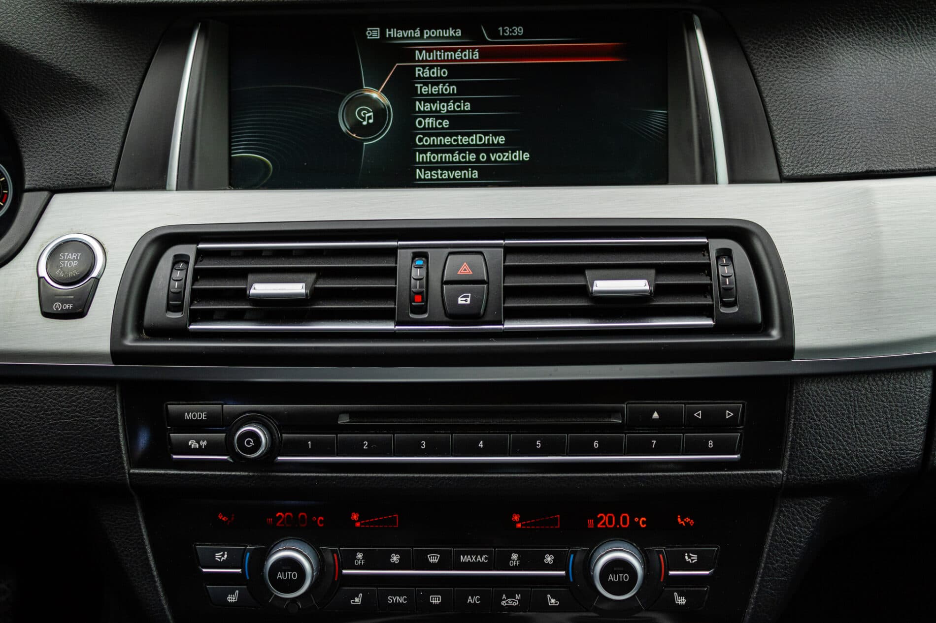 2013 BMW 530d, biela sedan, 300 588 km