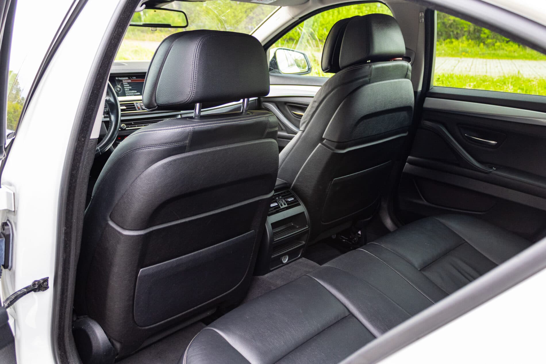 2013 BMW 530d, biela sedan, 300 588 km
