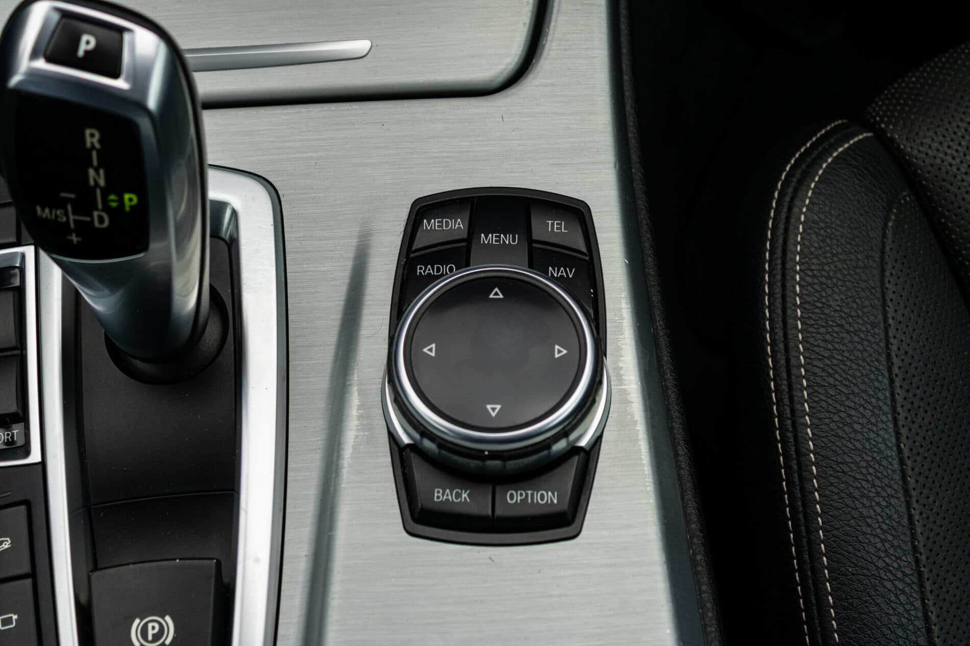 2013 BMW 530d, biela sedan, 300 588 km