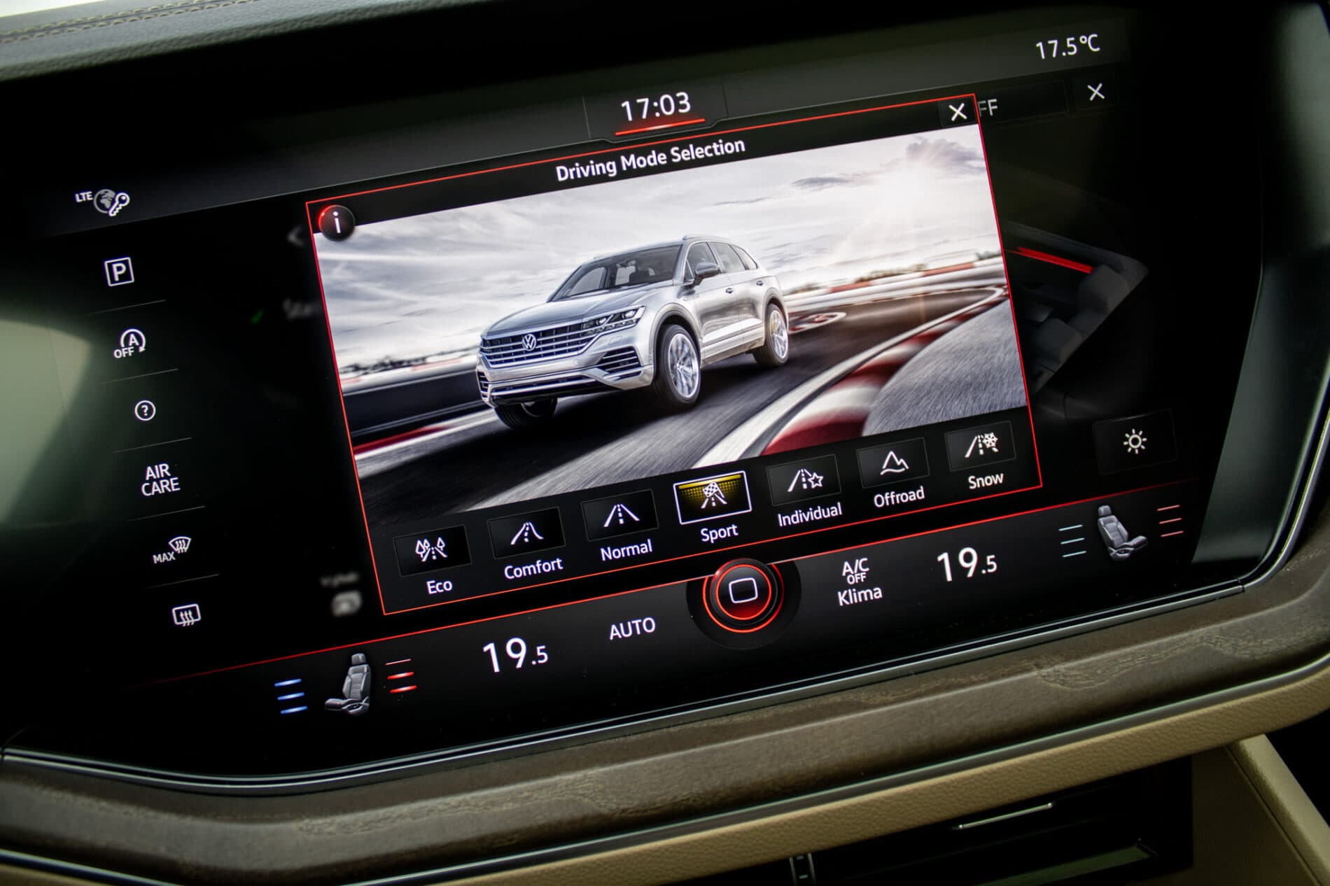 2019 Volkswagen Touareg, biela suv, 136 410 km