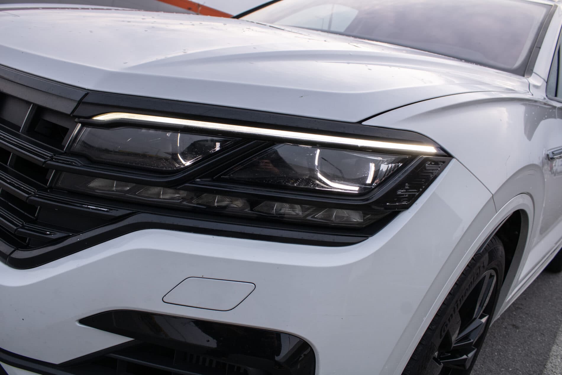 2019 Volkswagen Touareg, biela suv, 136 410 km