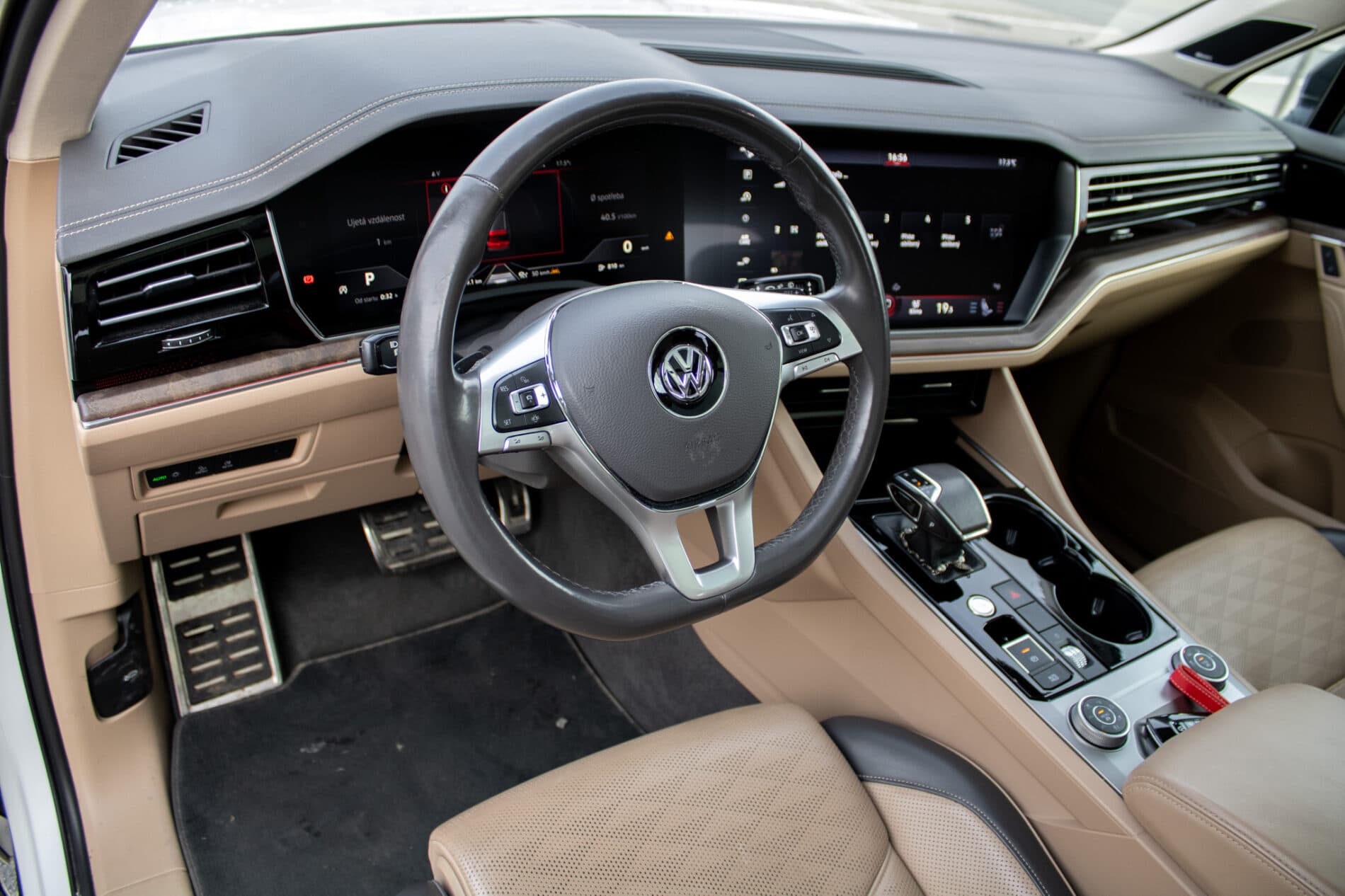 2019 Volkswagen Touareg, biela suv, 136 410 km