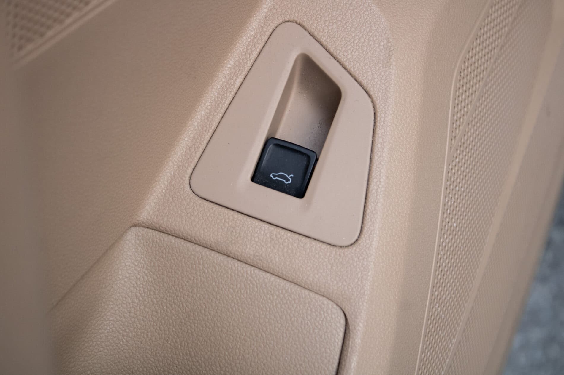 2019 Volkswagen Touareg, biela suv, 136 410 km