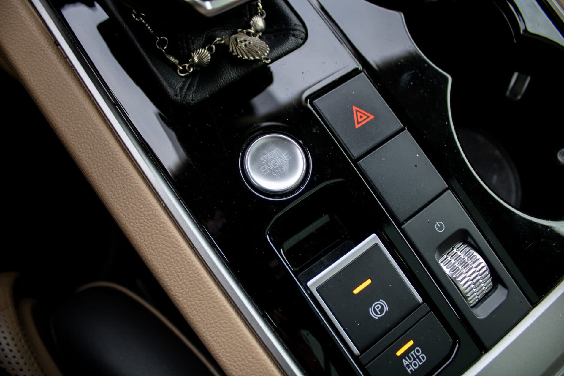 2019 Volkswagen Touareg, biela suv, 136 410 km