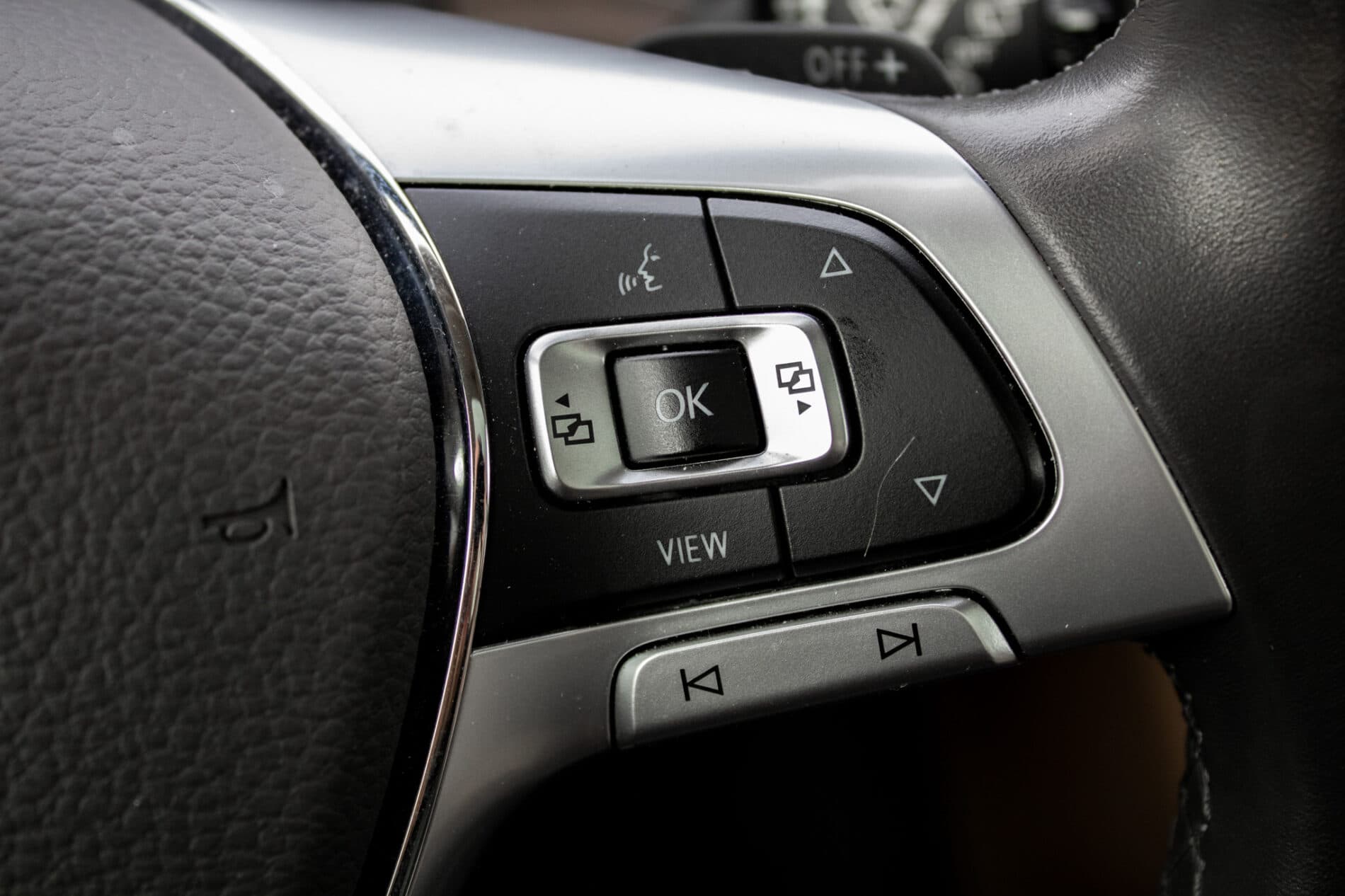 2019 Volkswagen Touareg, biela suv, 136 410 km