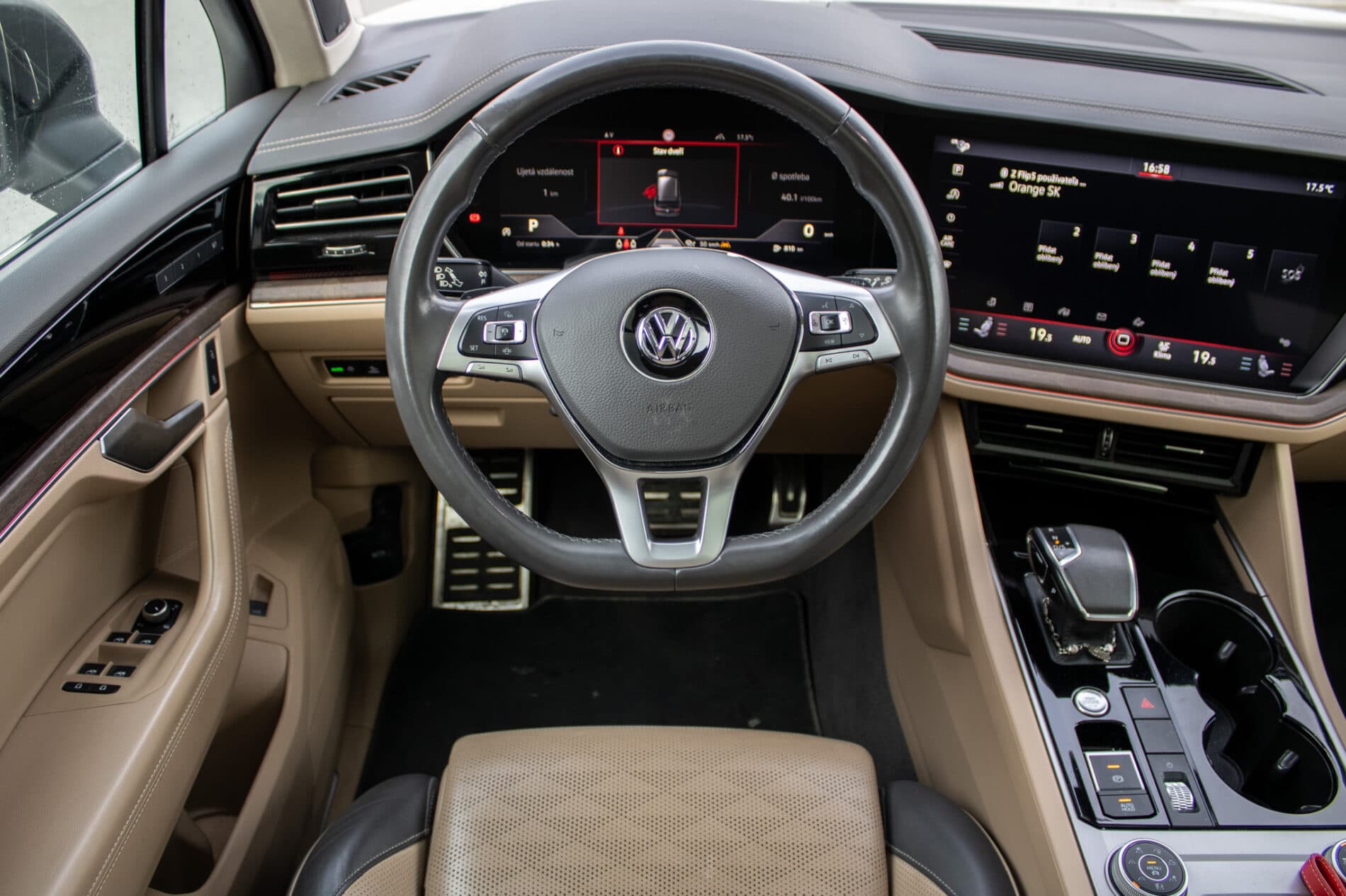 2019 Volkswagen Touareg, biela suv, 136 410 km