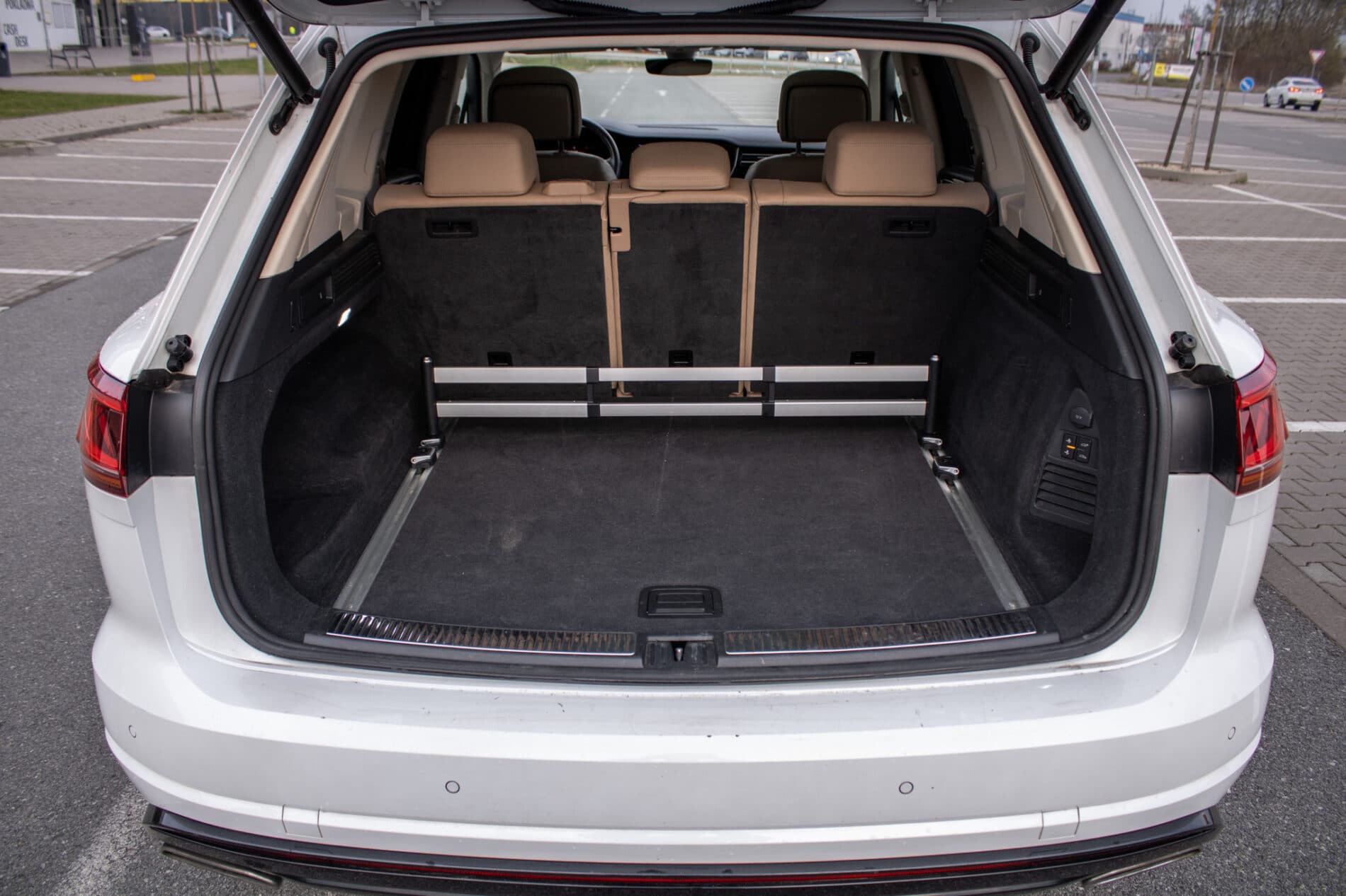 2019 Volkswagen Touareg, biela suv, 136 410 km