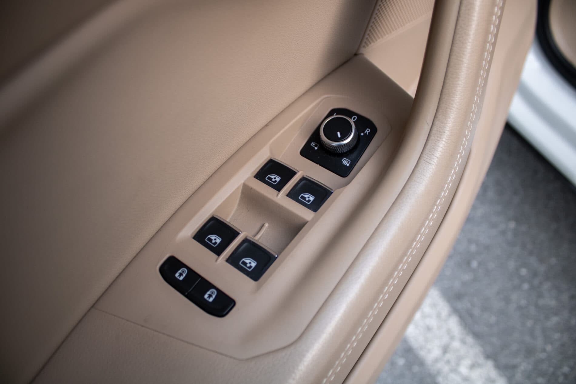 2019 Volkswagen Touareg, biela suv, 136 410 km