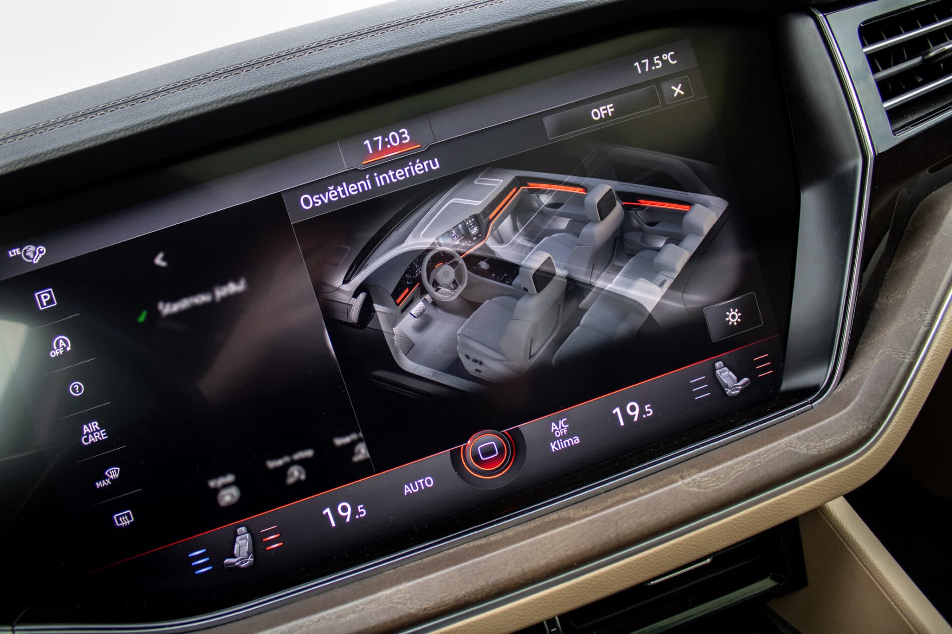 2019 Volkswagen Touareg, biela suv, 136 410 km