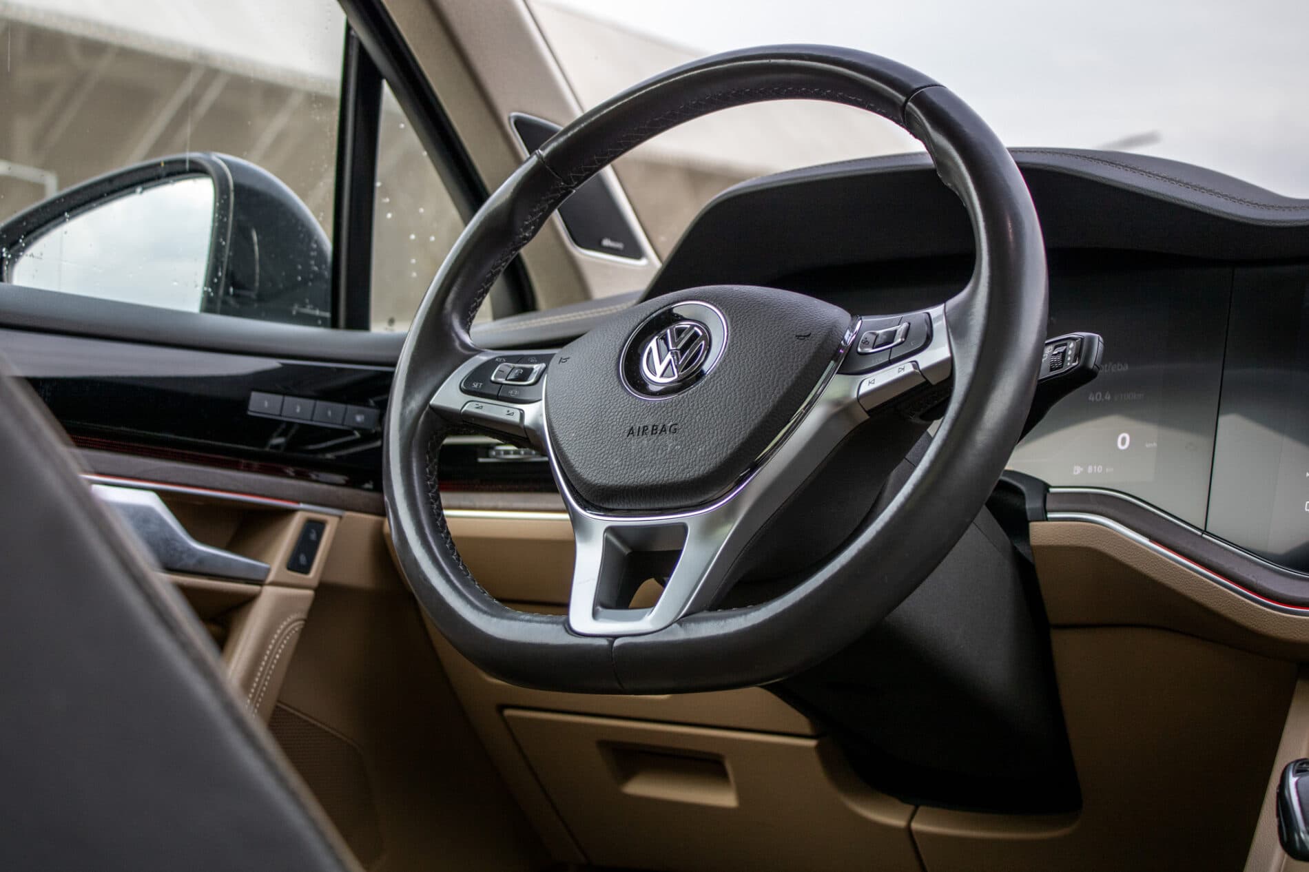 2019 Volkswagen Touareg, biela suv, 136 410 km