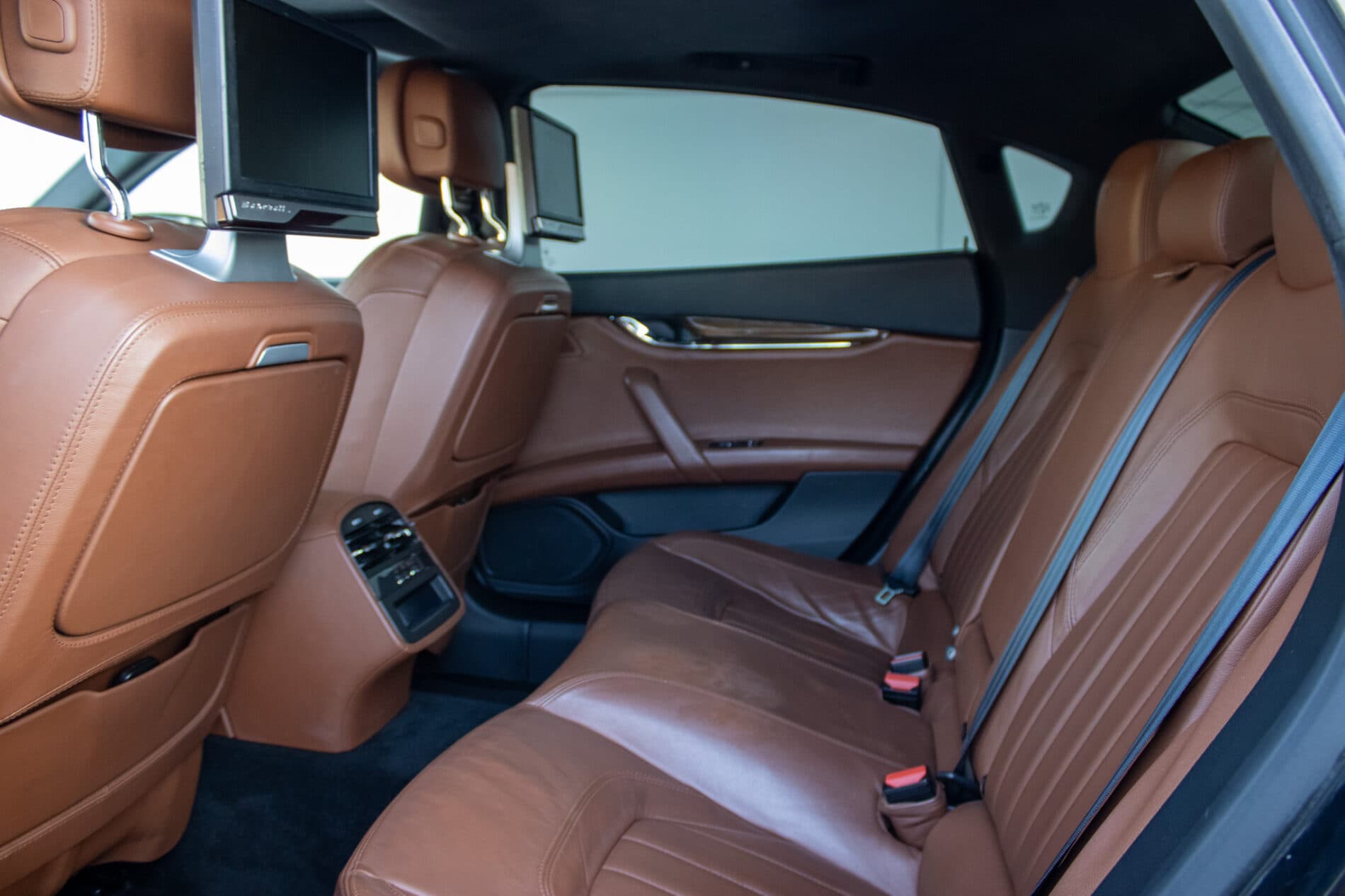 2014 Maserati Quattroporte, čierna sedan, 120 000 km