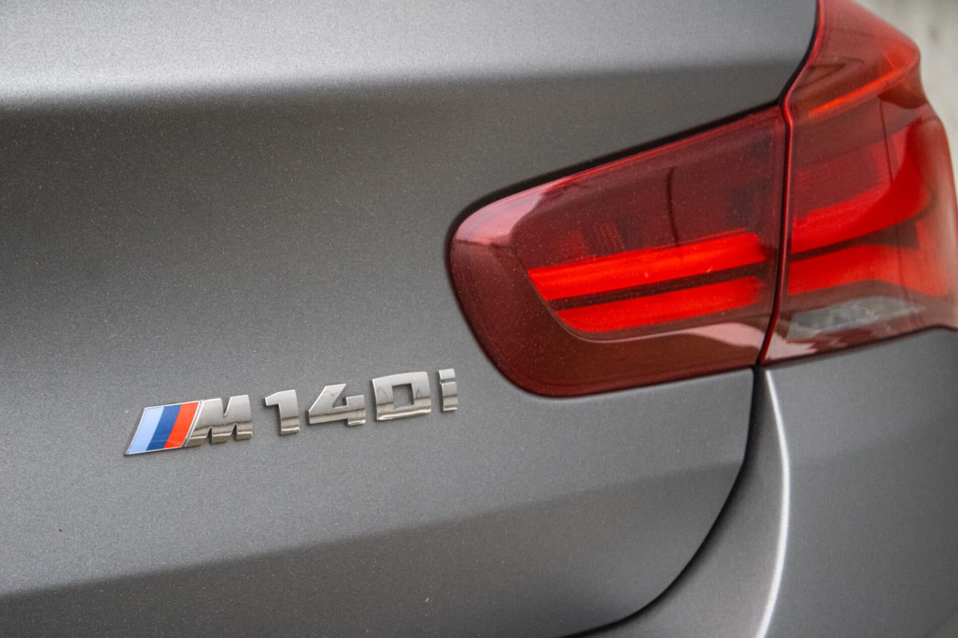 2018 BMW M140i, sivá hatchback, 144 720 km
