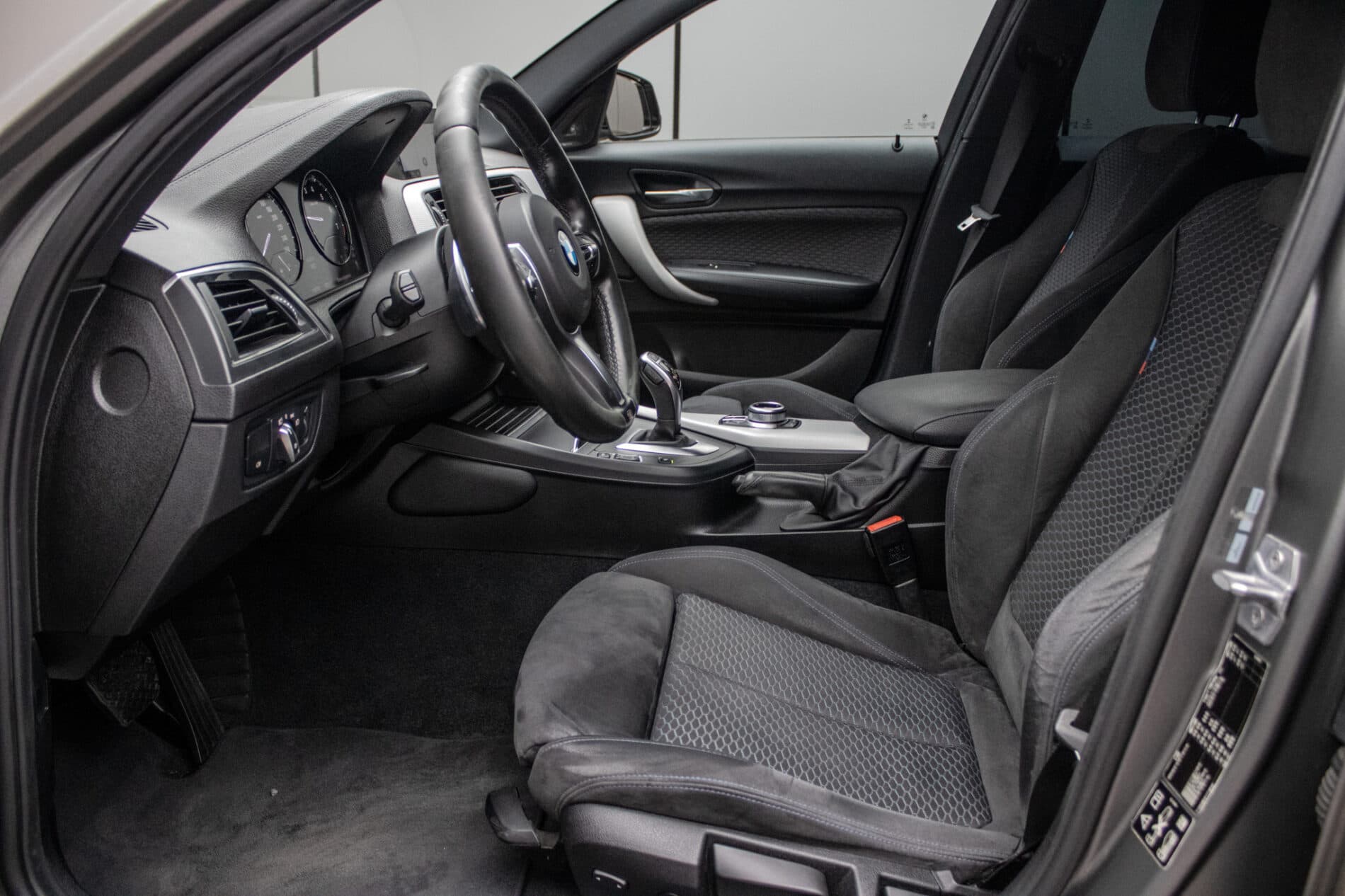 2018 BMW M140i, sivá hatchback, 144 720 km