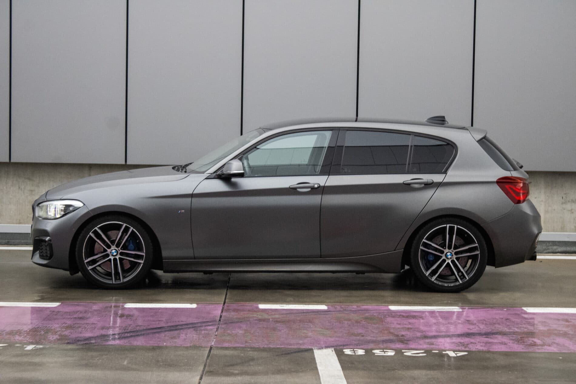 2018 BMW M140i, sivá hatchback, 144 720 km