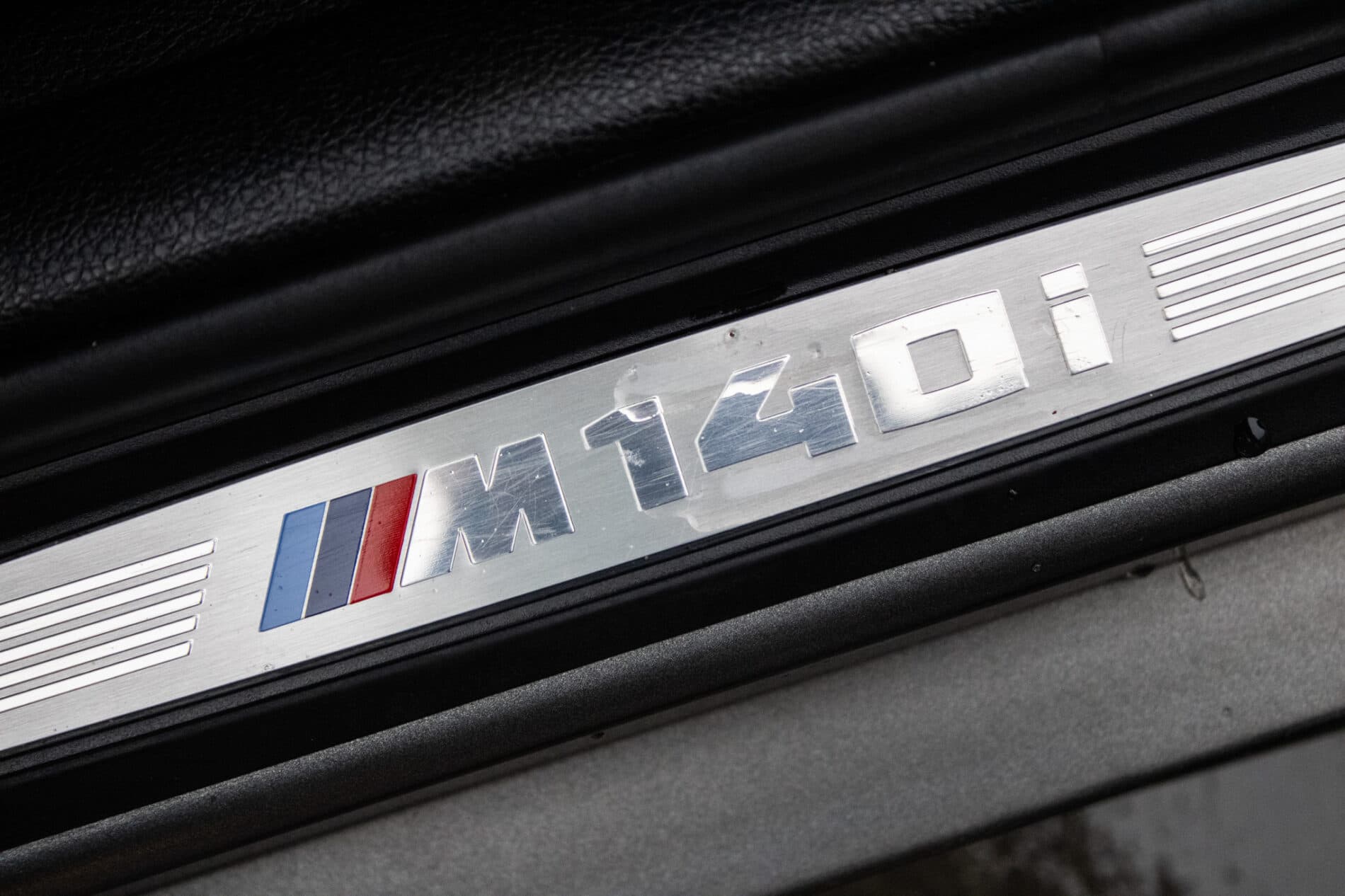 2018 BMW M140i, sivá hatchback, 144 720 km