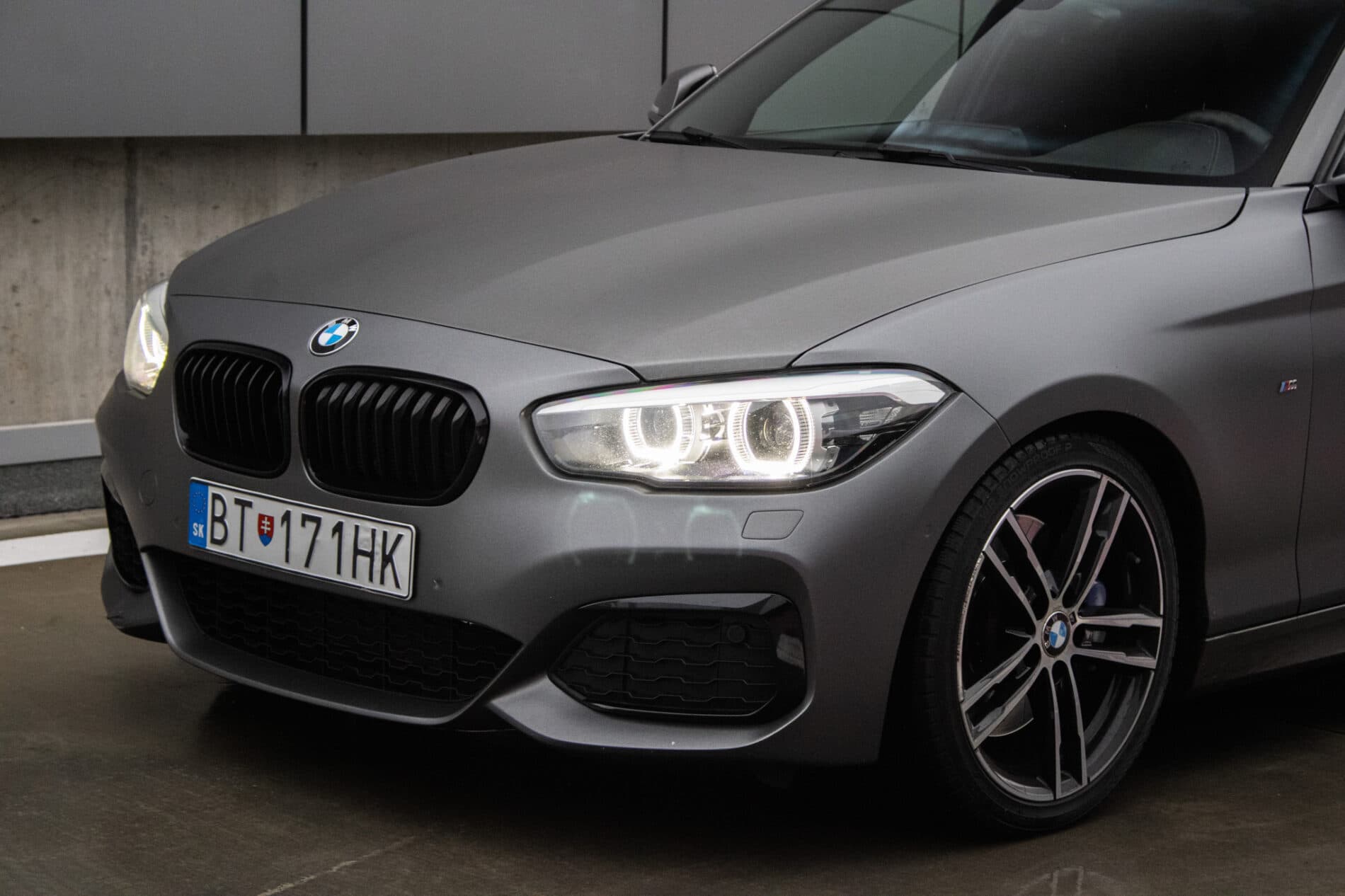 2018 BMW M140i, sivá hatchback, 144 720 km