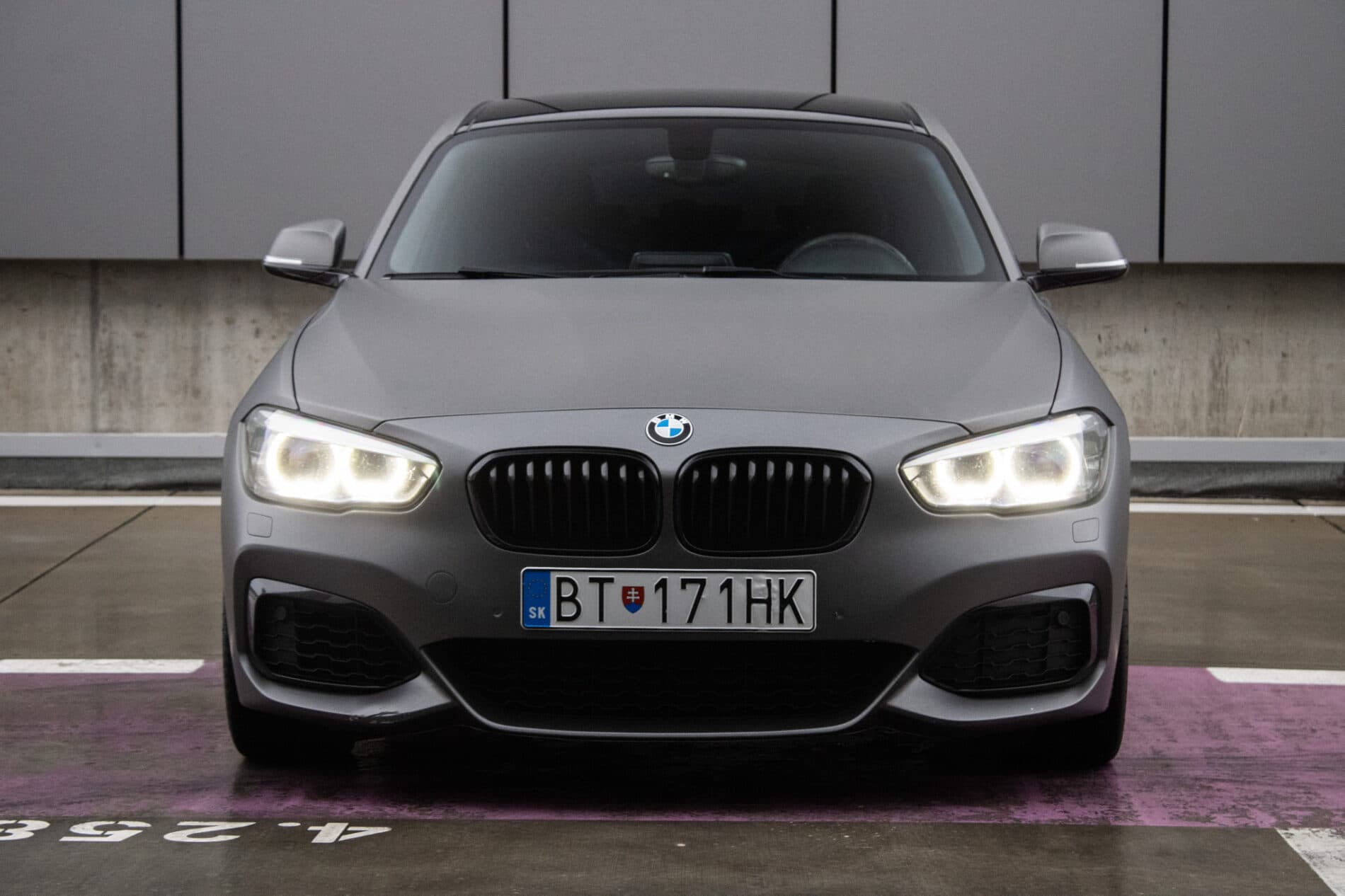 2018 BMW M140i, sivá hatchback, 144 720 km