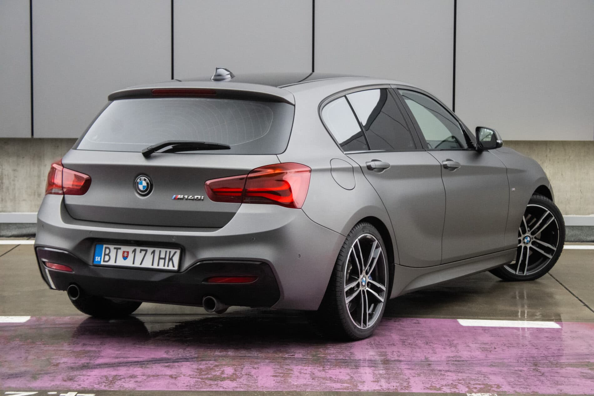 2018 BMW M140i, sivá hatchback, 144 720 km