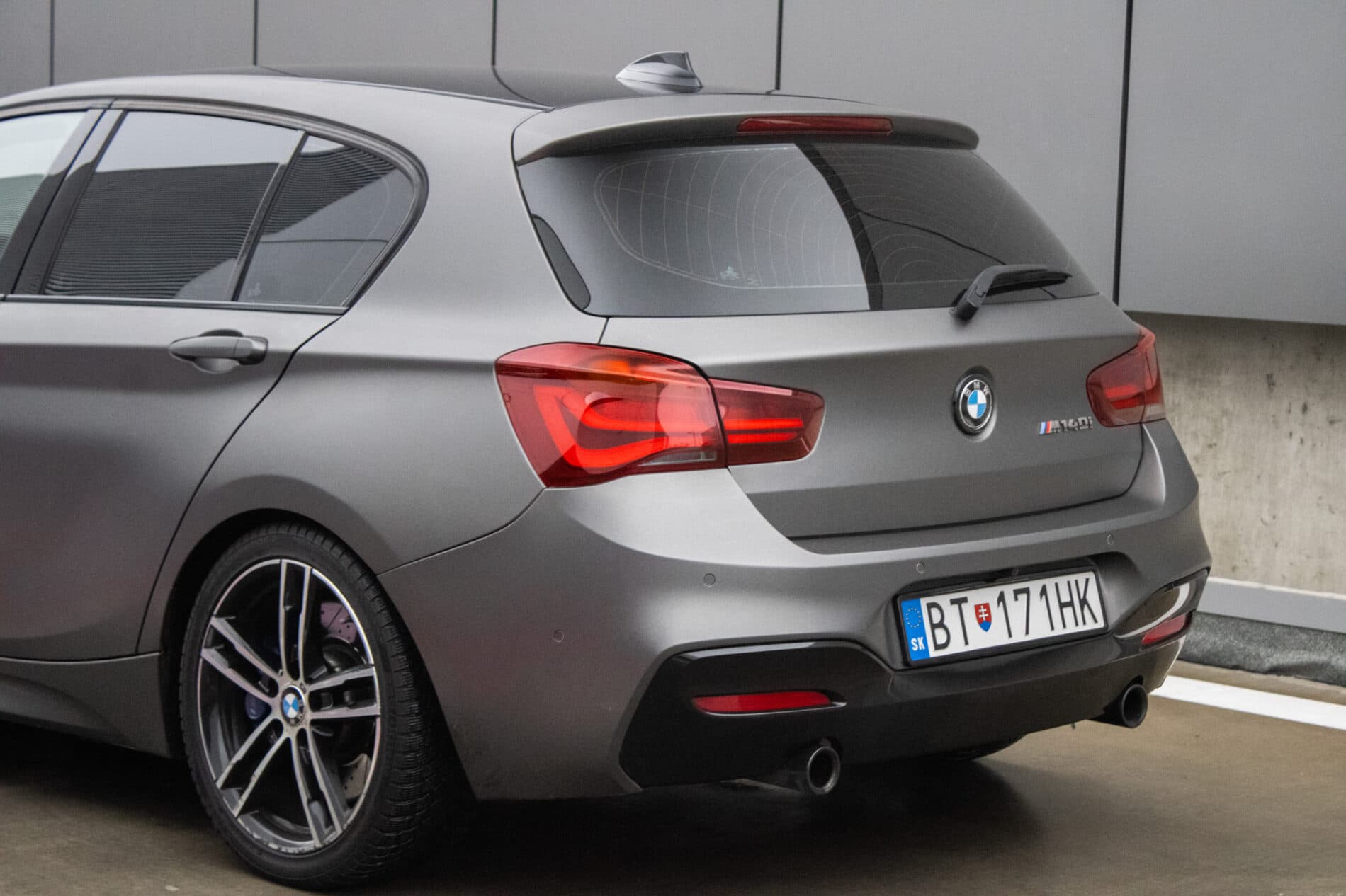 2018 BMW M140i, sivá hatchback, 144 720 km