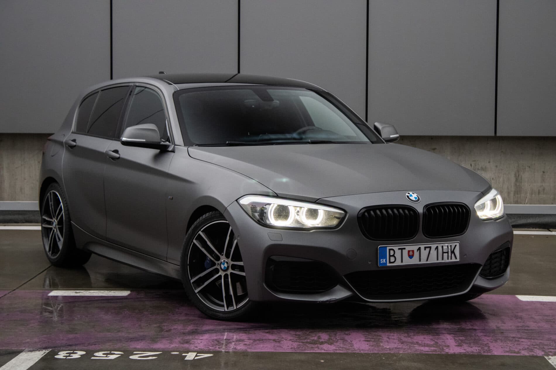 2018 BMW M140i, sivá hatchback, 144 720 km