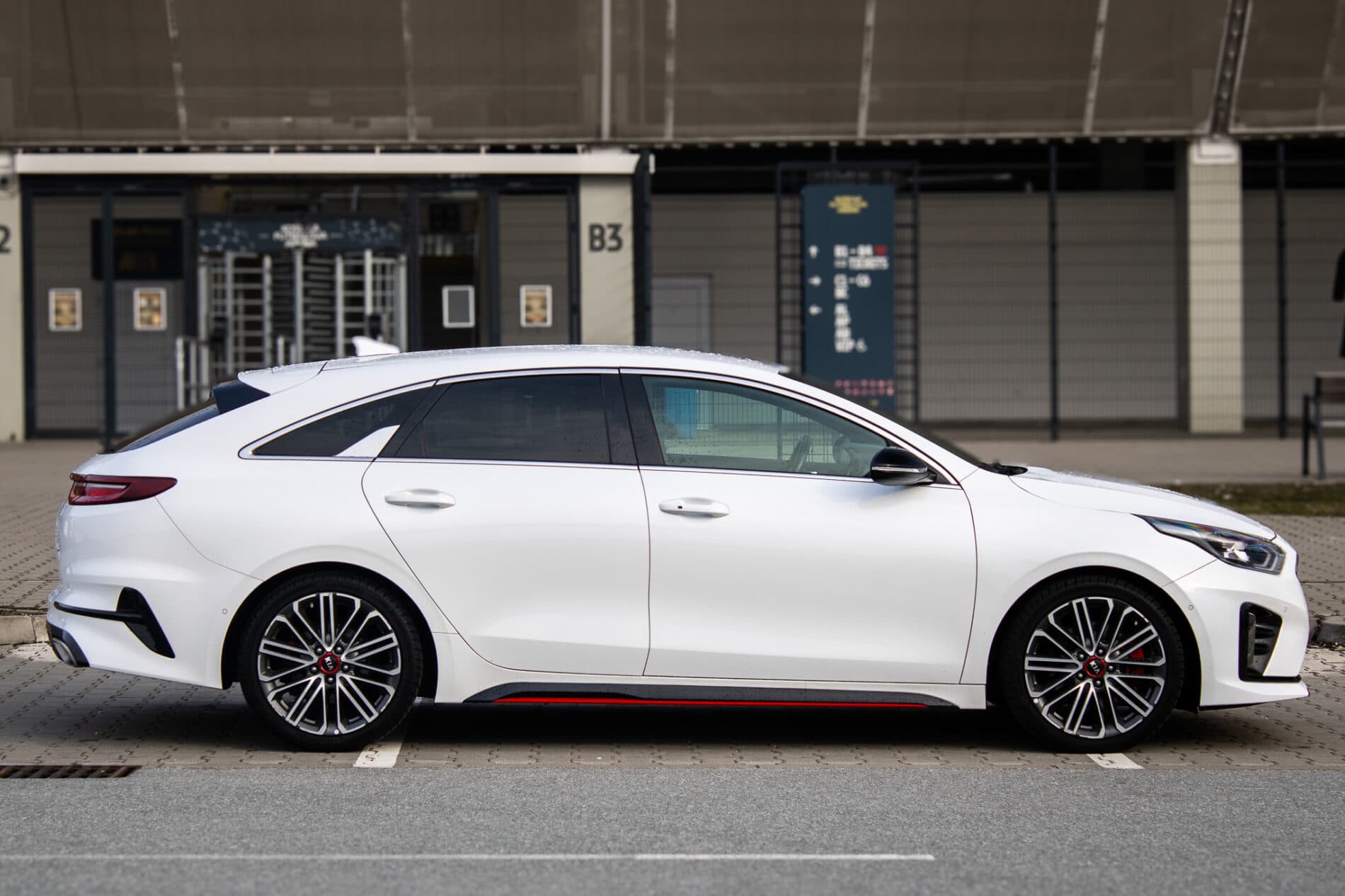 2019 Kia ProCeed GT, biela hatchback, 115 981 km