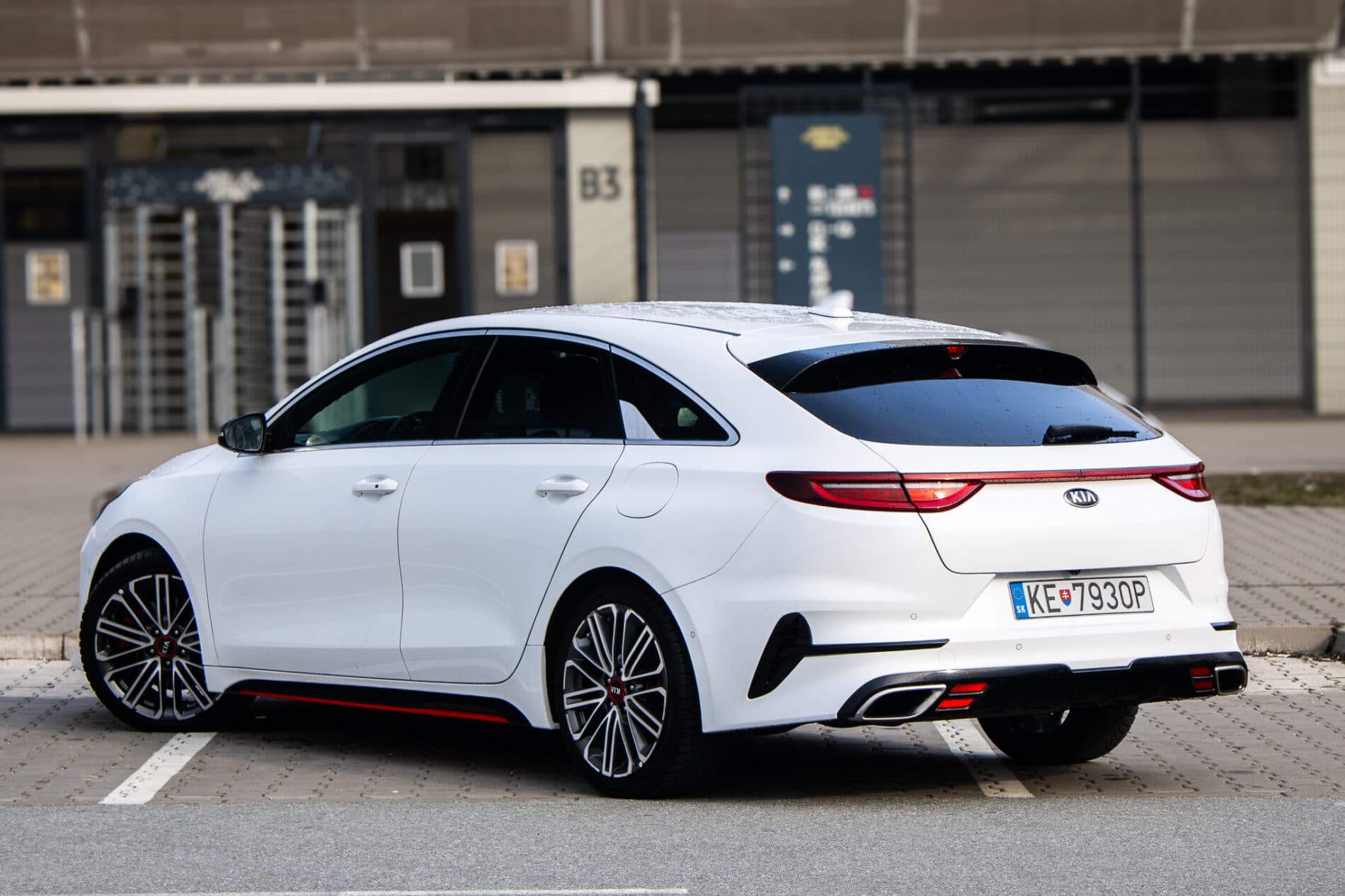 2019 Kia ProCeed GT, biela hatchback, 115 981 km
