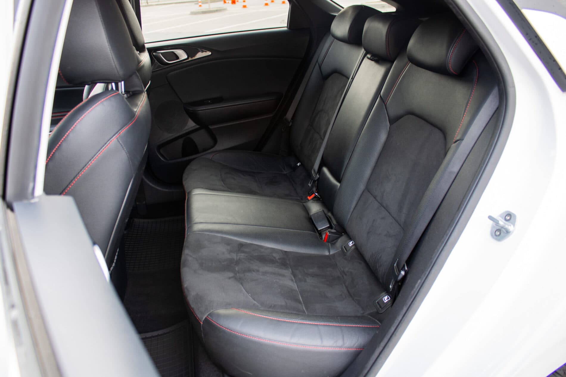 2019 Kia ProCeed GT, biela hatchback, 115 981 km