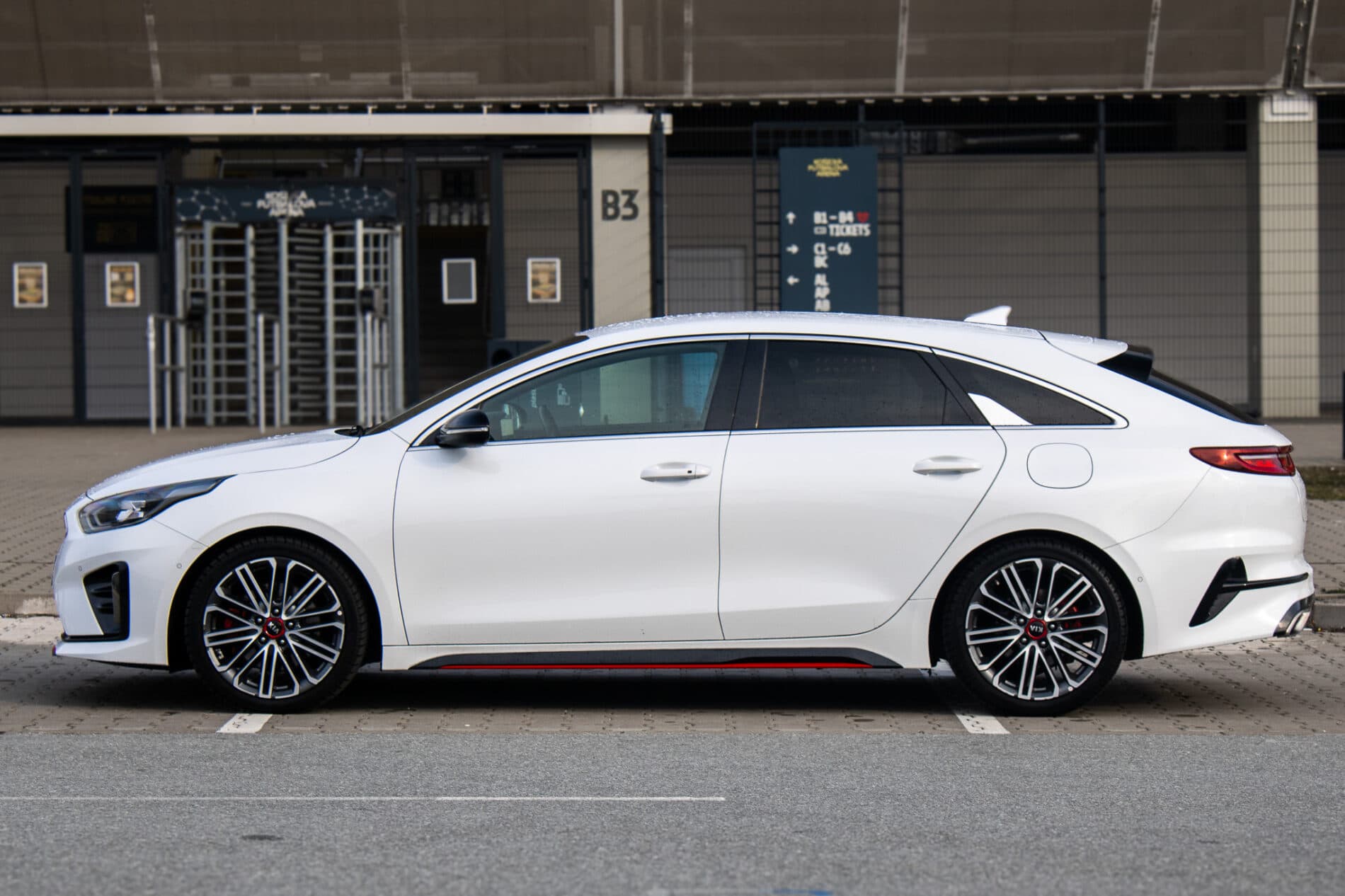 2019 Kia ProCeed GT, biela hatchback, 115 981 km