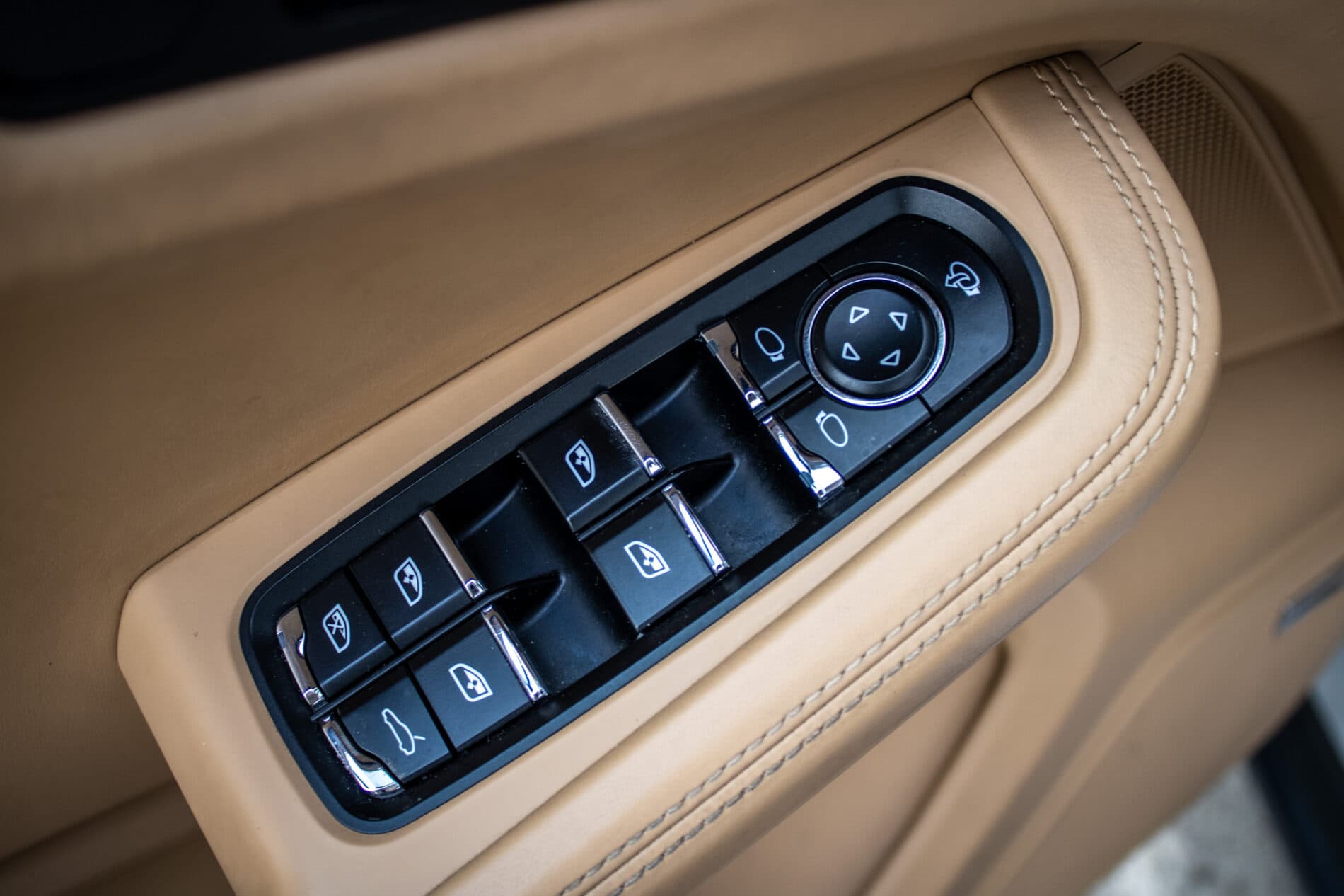 2014 Porsche Macan S, strieborná suv, 125 433 km