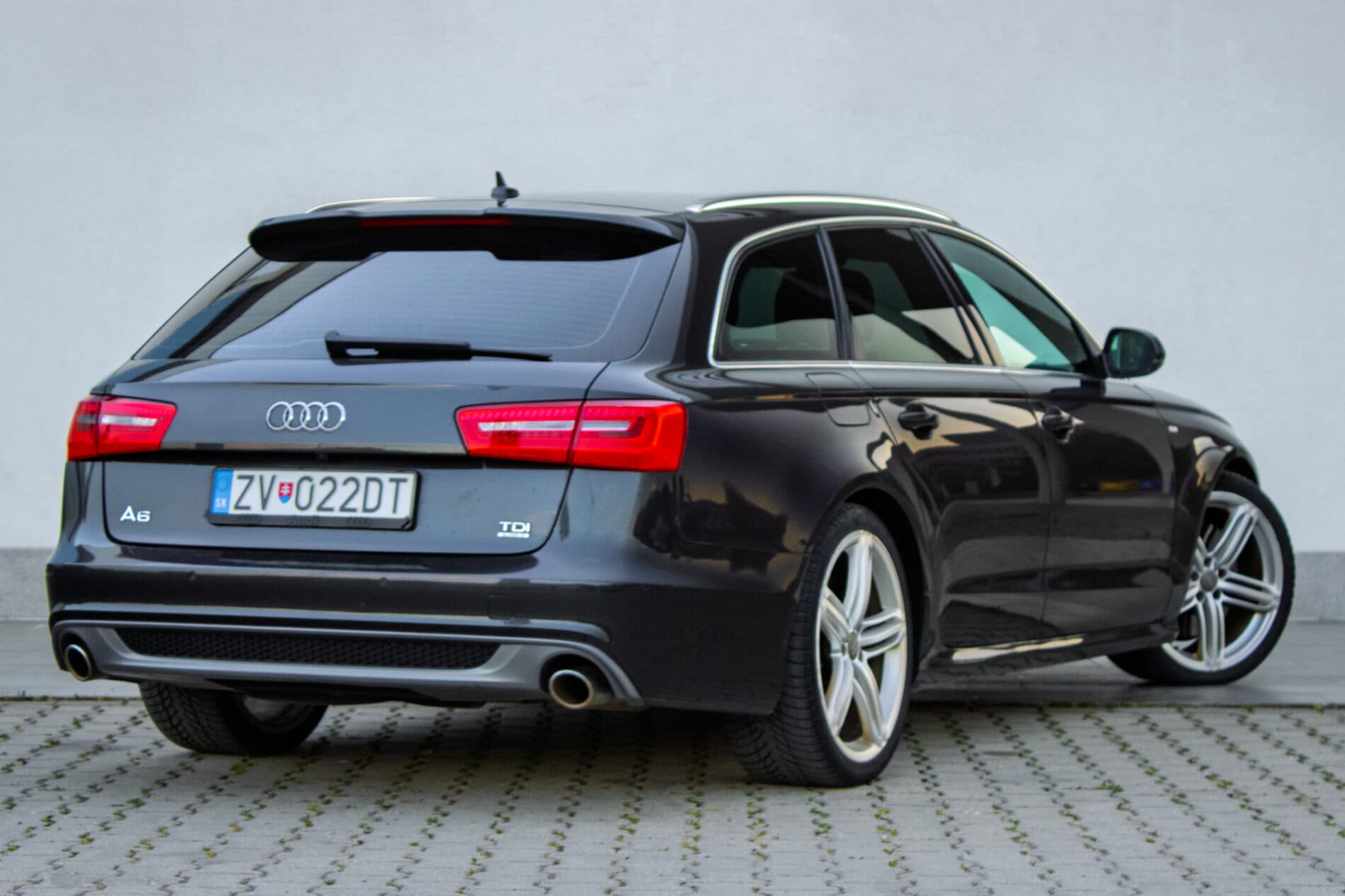 2013 AUDI A6, sivá kombi, 292 886 km
