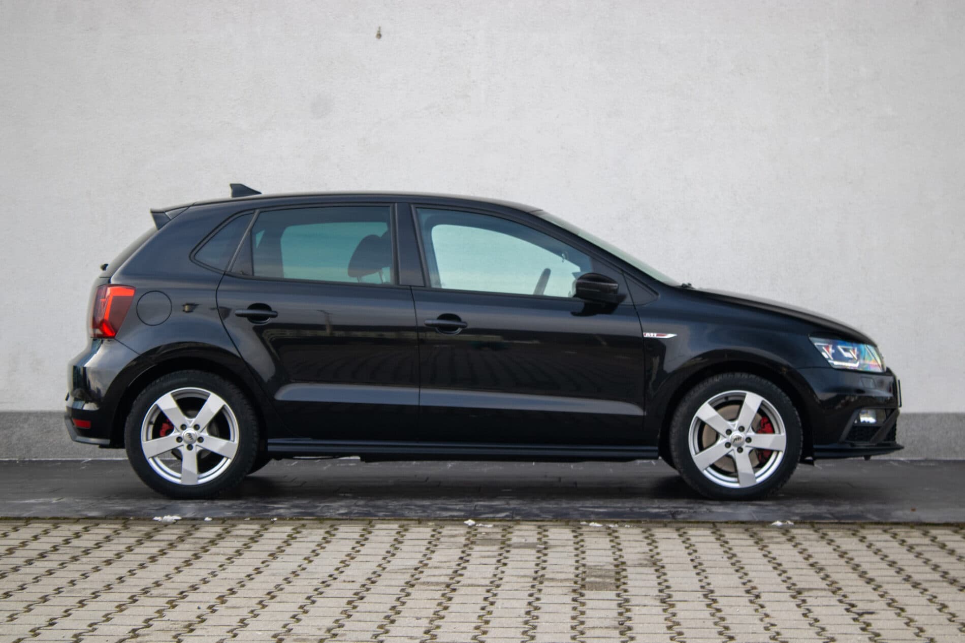 2016 Volkswagen Polo GTI, čierna hatchback, 49 625 km