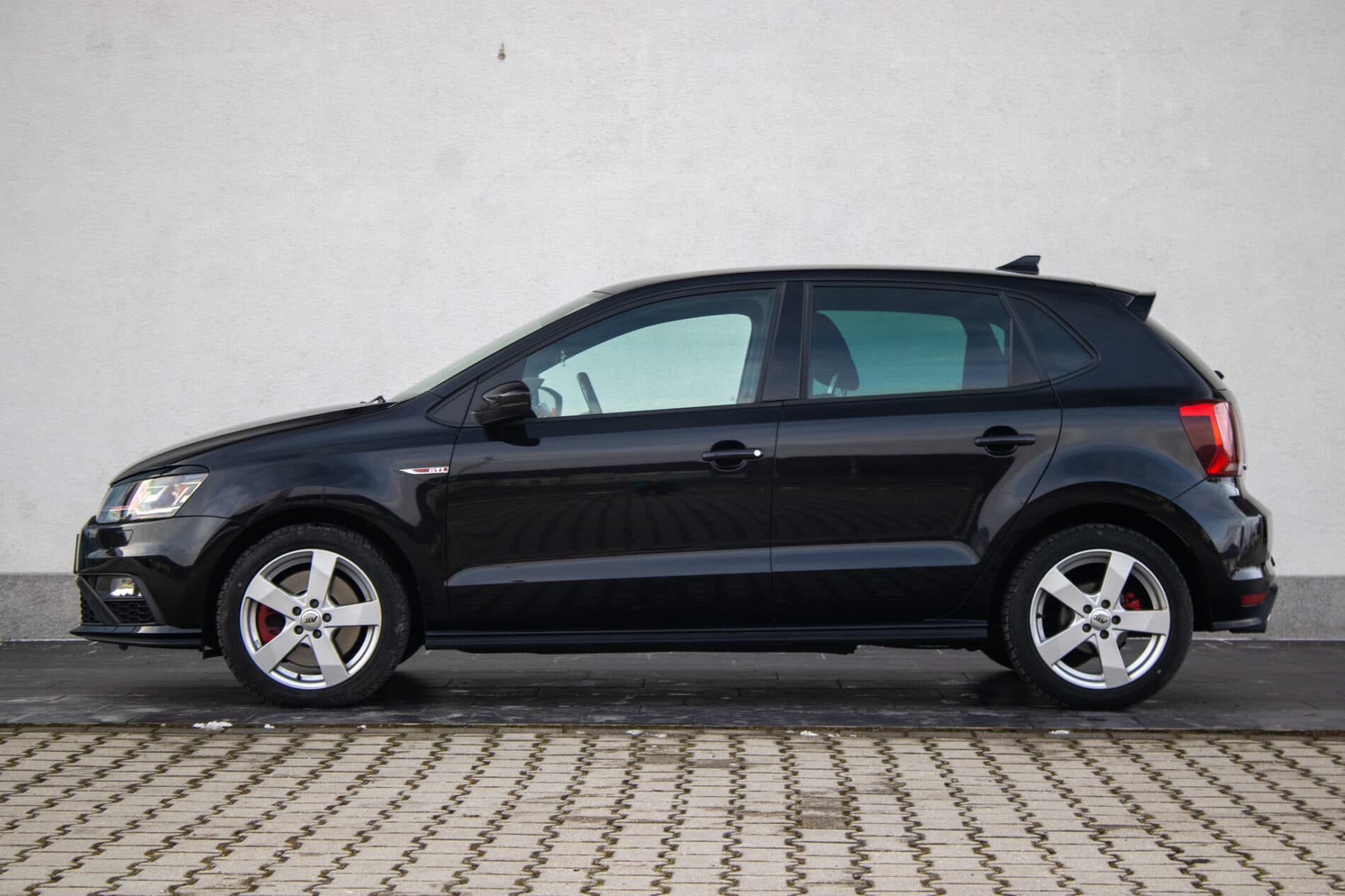 2016 Volkswagen Polo GTI, čierna hatchback, 49 625 km